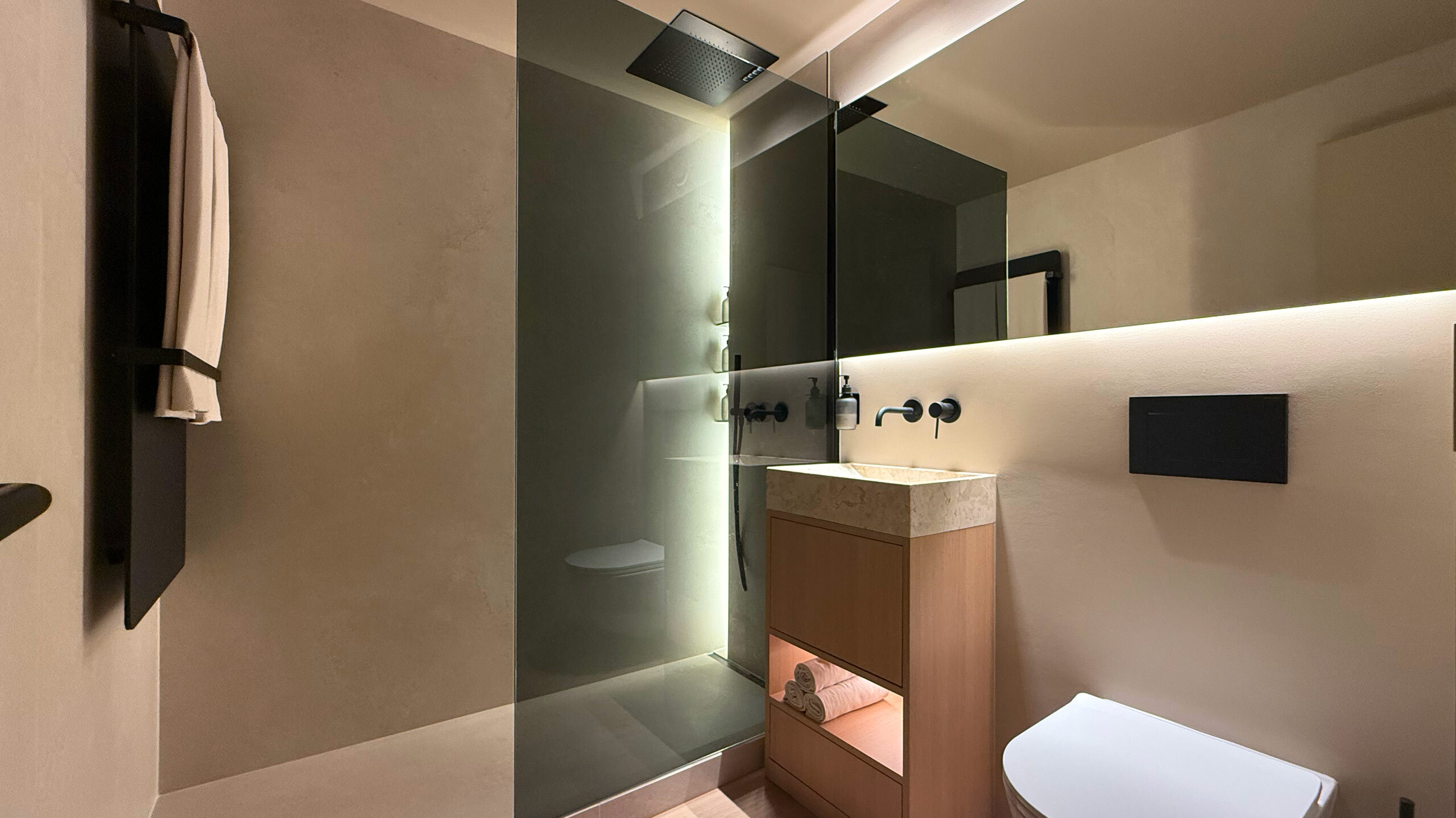 Douche à l'italienne, lavabo et WC Douche à l'italienne, lavabo et WC