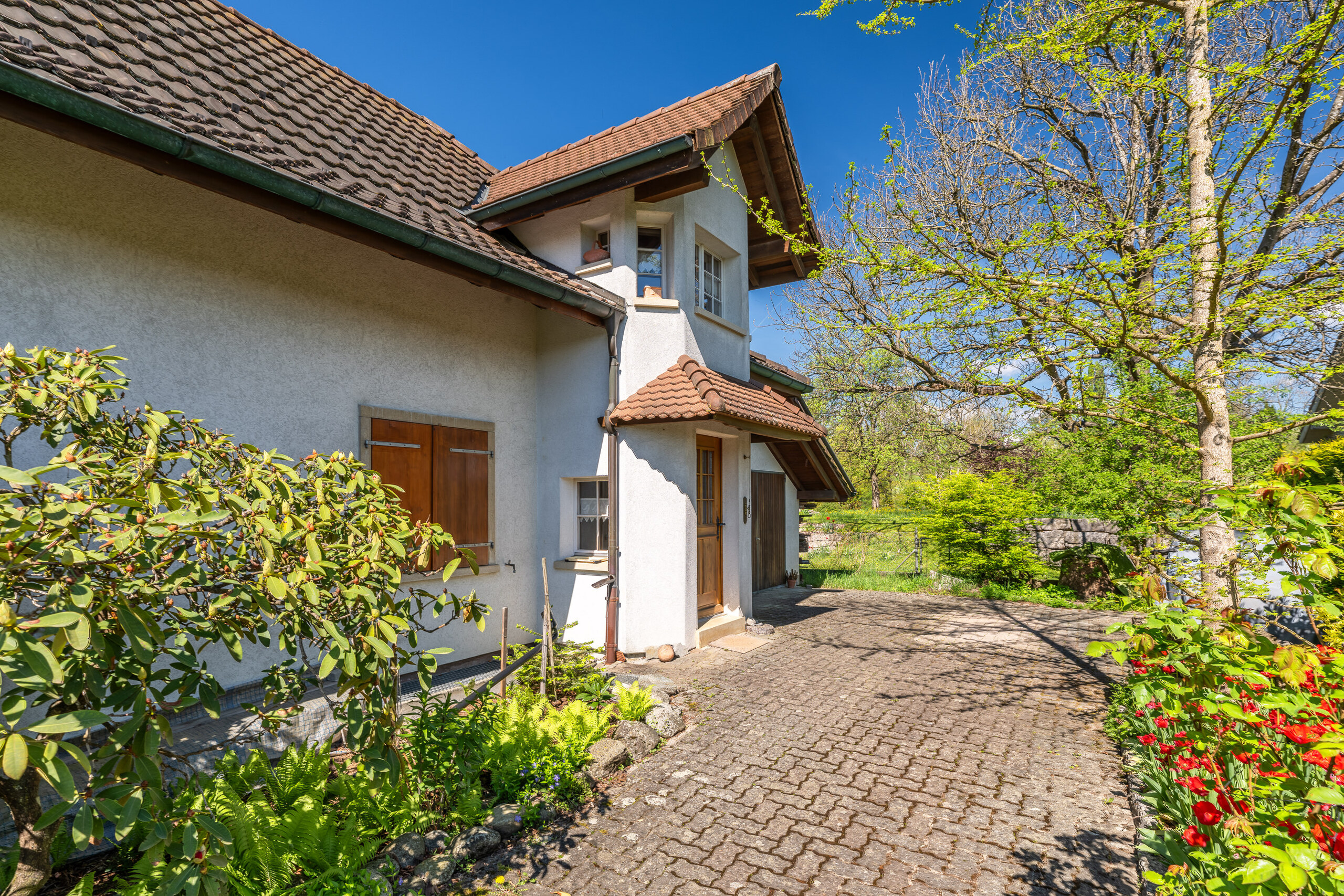 HAUSZUFAHRT ZUM VORGELAGERTEN HAUSEINGANG (ERKER IM OG)