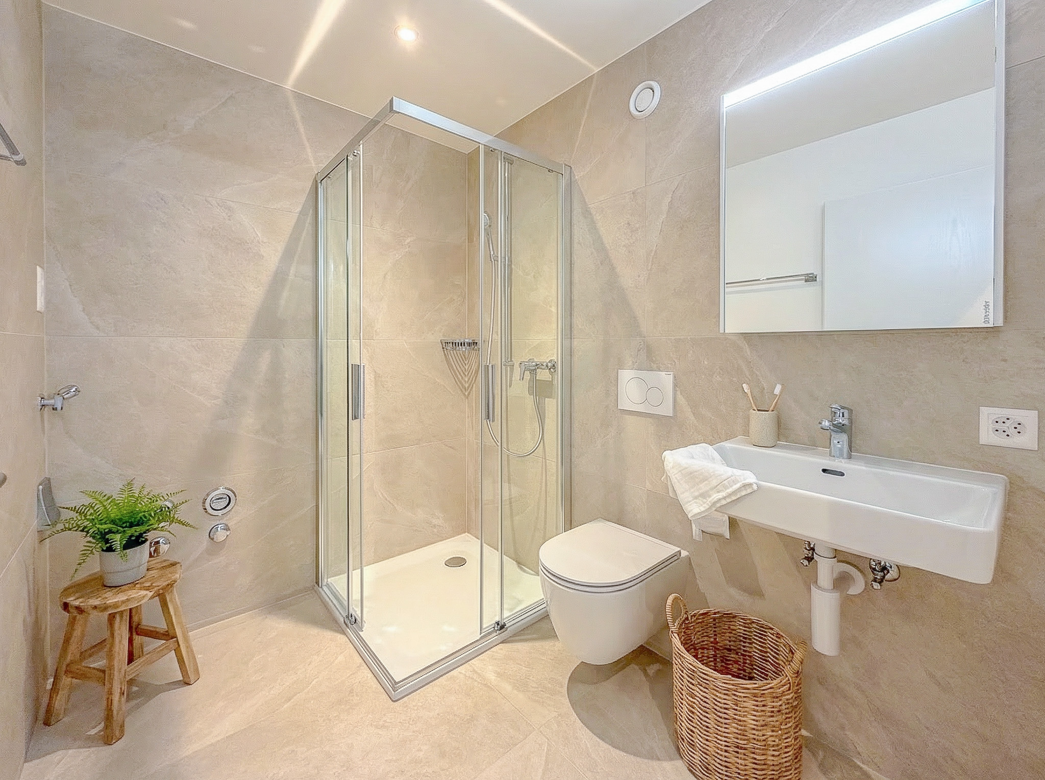 Salle de douche avec pré-équipement pour une colonne de lavage