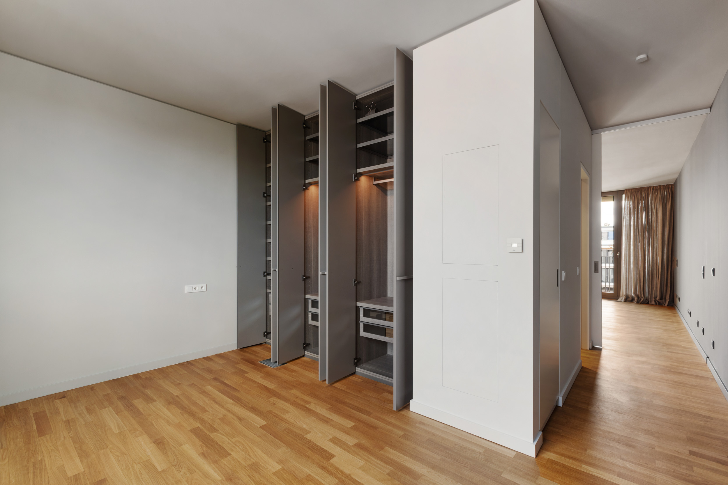 Minotti-Einbauschränke verbinden formschönes Design mit Funktionalität und exzellenter Materialqualität – durchdacht bis ins Detail. Minotti-Einbauschränke verbinden formschönes Design mit Funktionalität und exzellenter Materialqualität – durchdacht bis ins Detail.