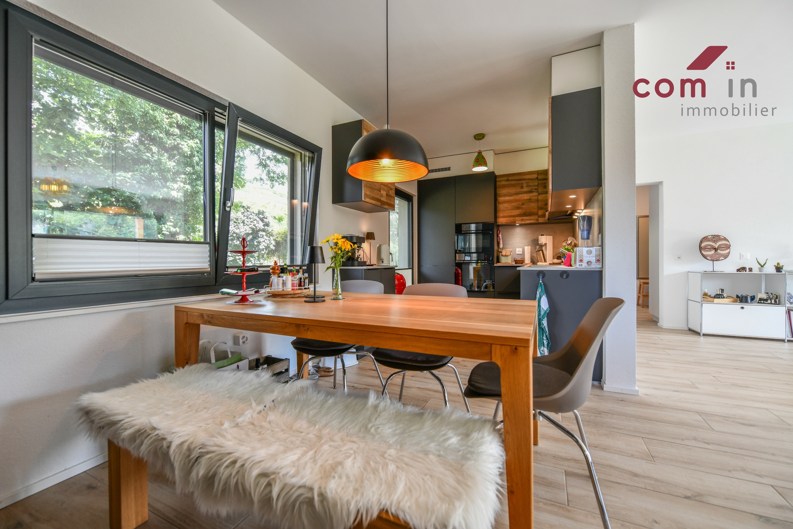 Espace repas avec vue sur le jardin côté Nord