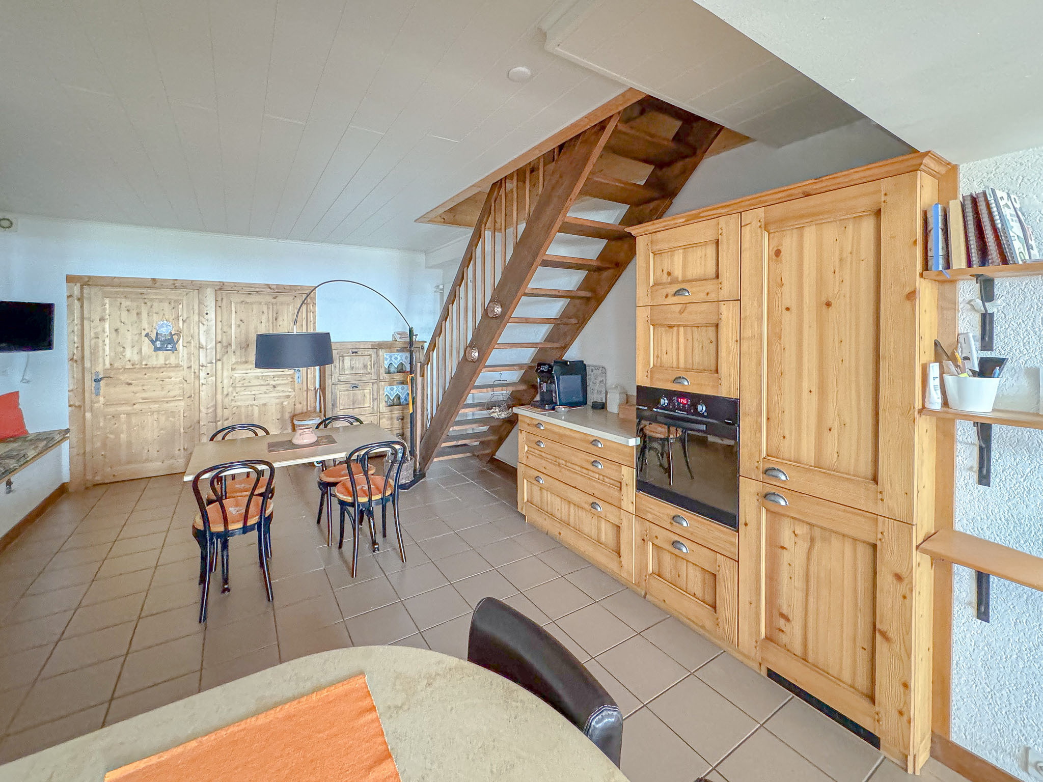Duplex de 5 pces au rez - grande cuisine agencée ouverte Duplex de 5 pces au rez - grande cuisine agencée ouverte