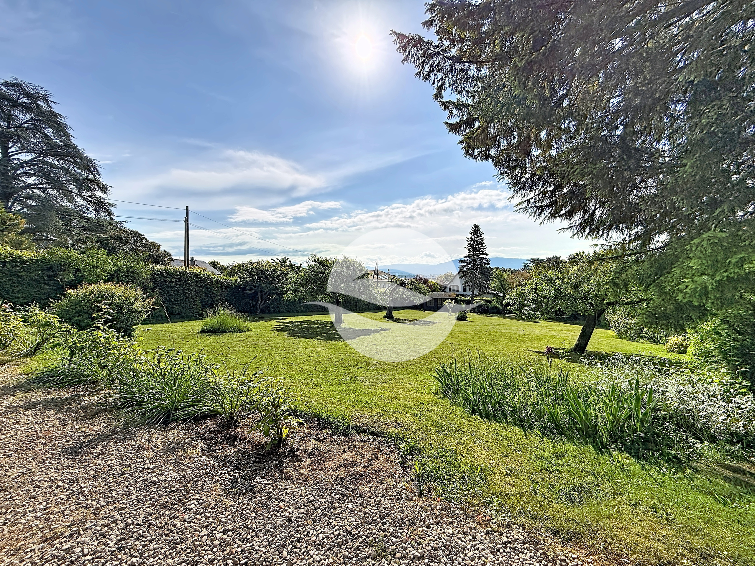 Extérieur : Vue jardin