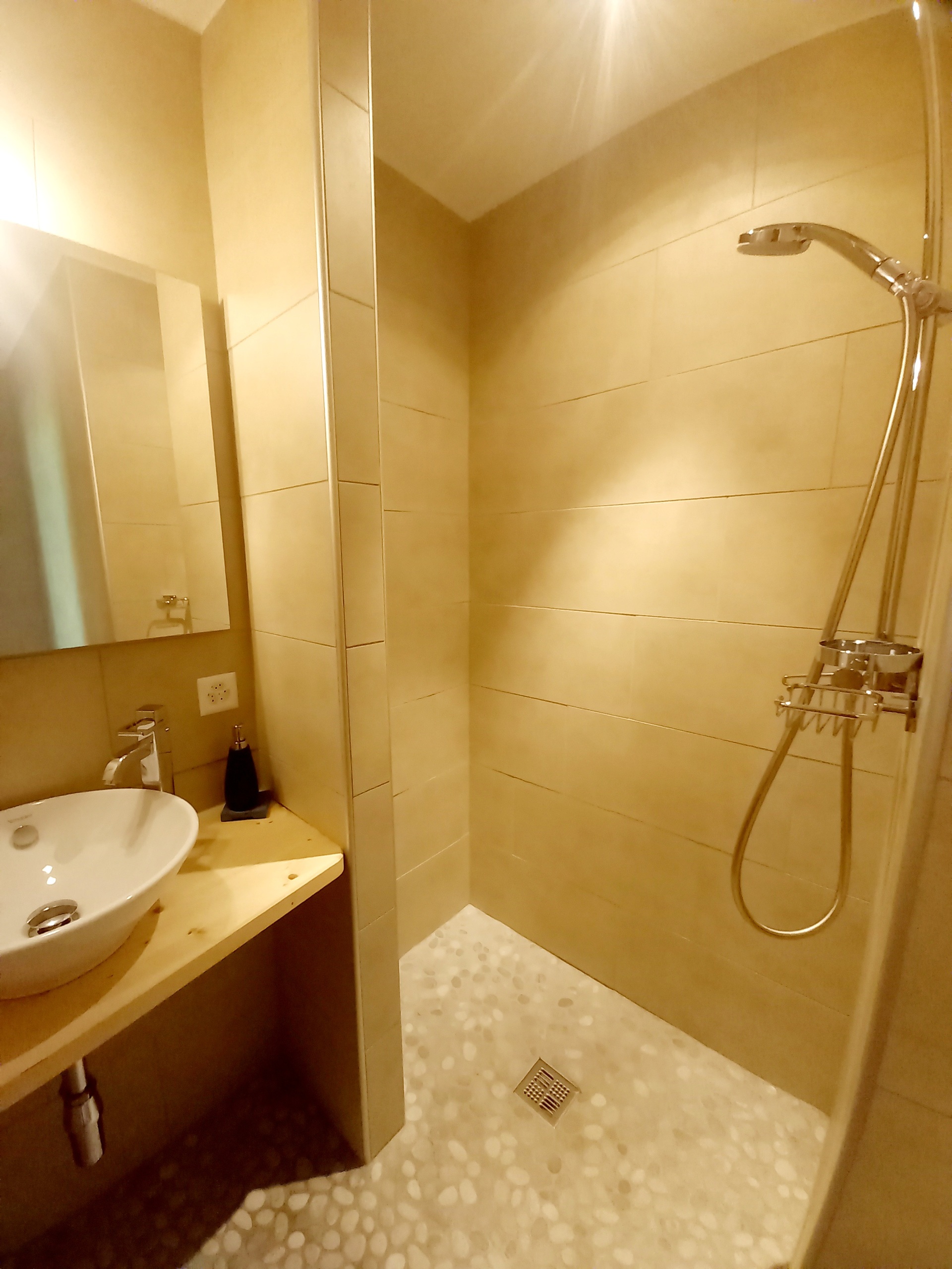 Salle d'eau - douche - lavabo Salle d'eau - douche - lavabo