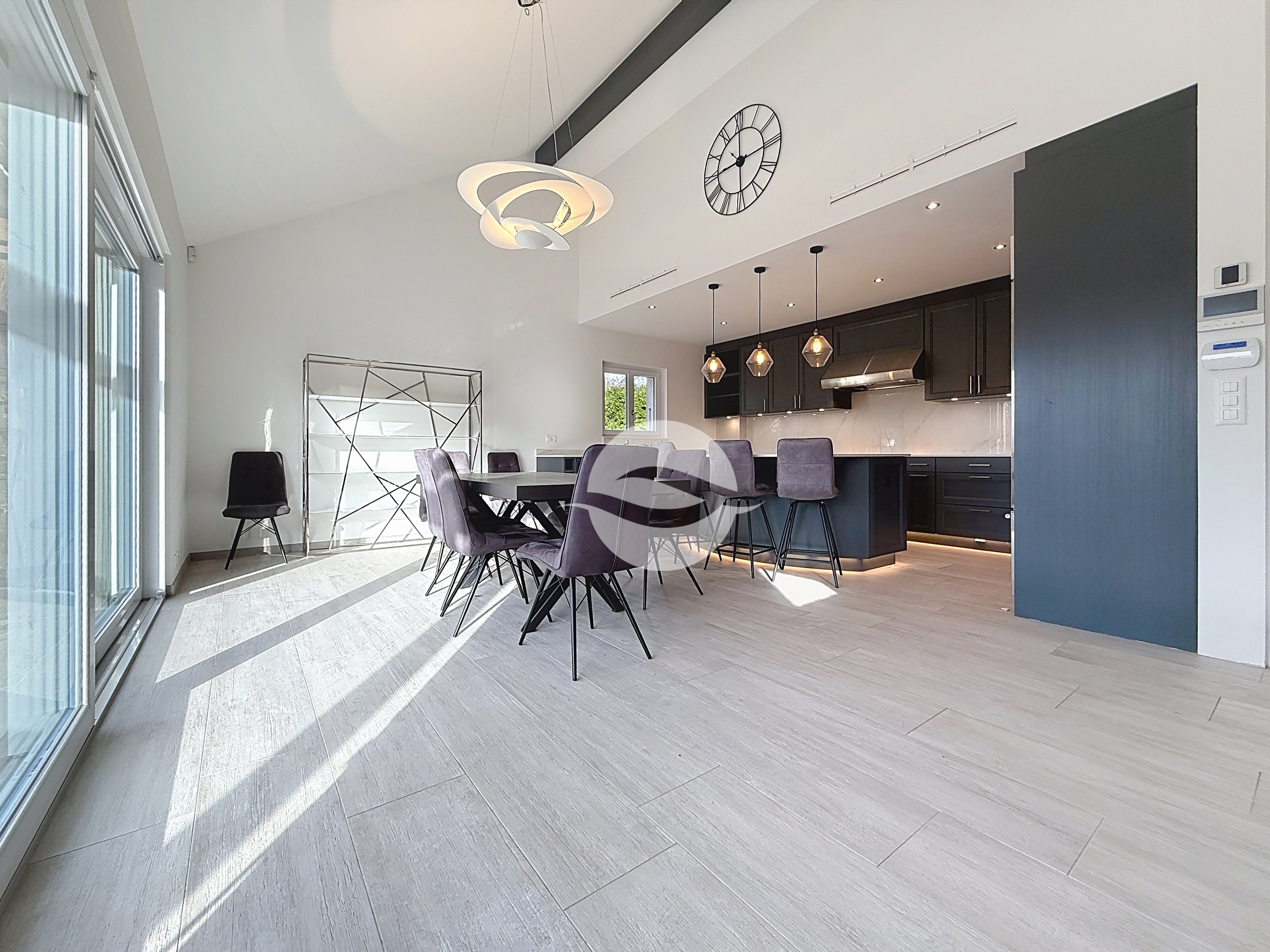 Pièce de vie avec cuisine équipée