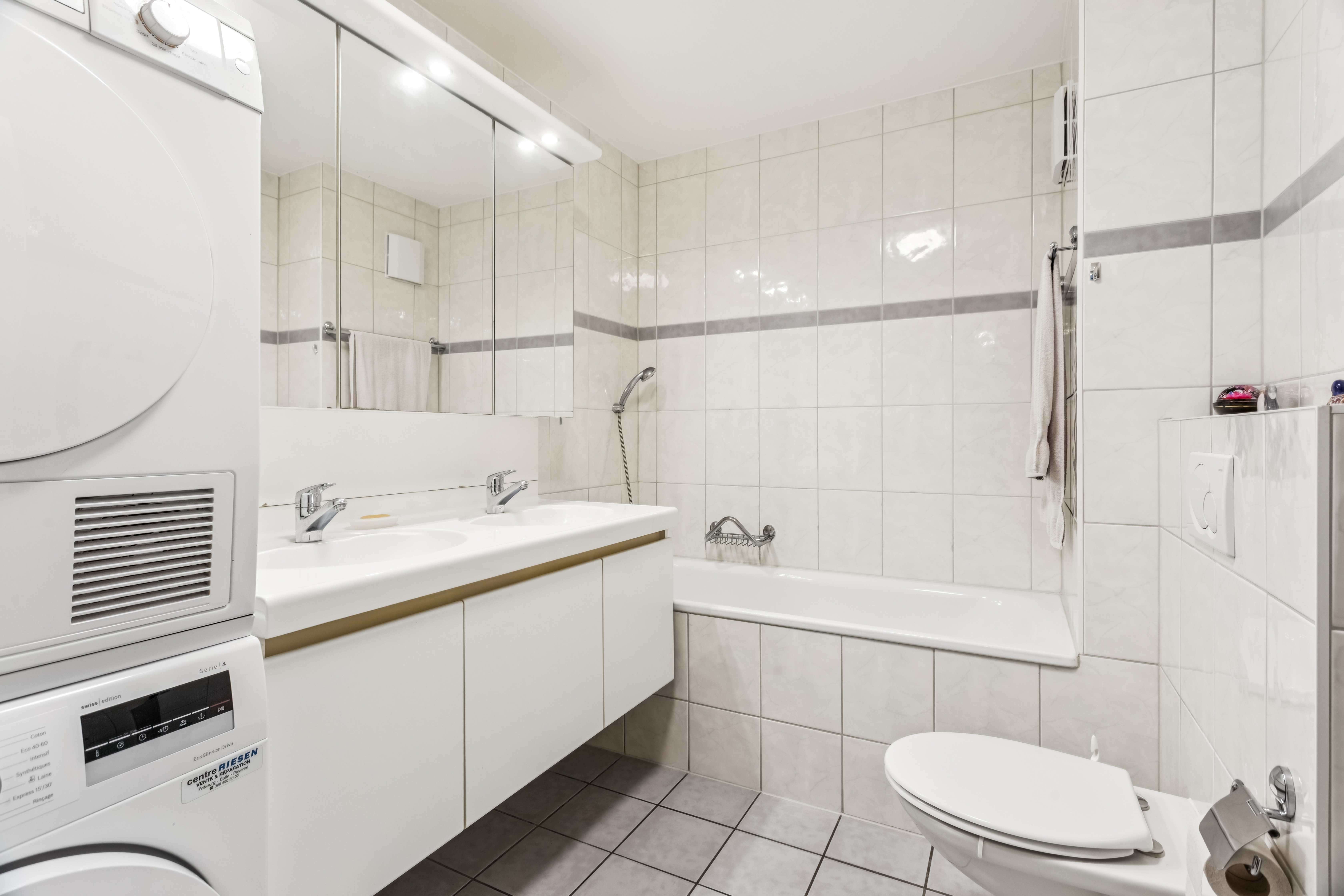 La salle de bains avec colonne de lavage