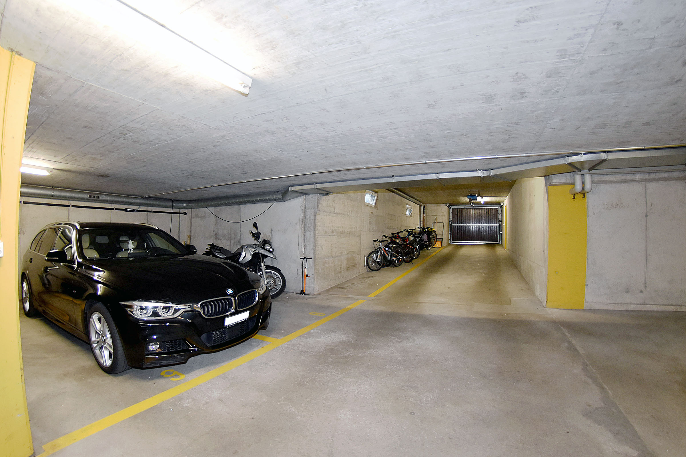 Abstellplatz für Fahrräder bei der Garagen-Ein-/Ausfahrt