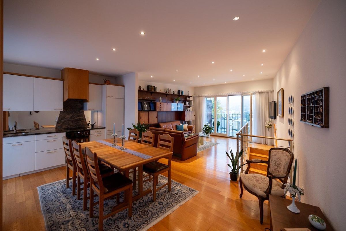 Offene Küche und Essbereich mit Blick ins Wohnzimmer. Offene Küche und Essbereich mit Blick ins Wohnzimmer.