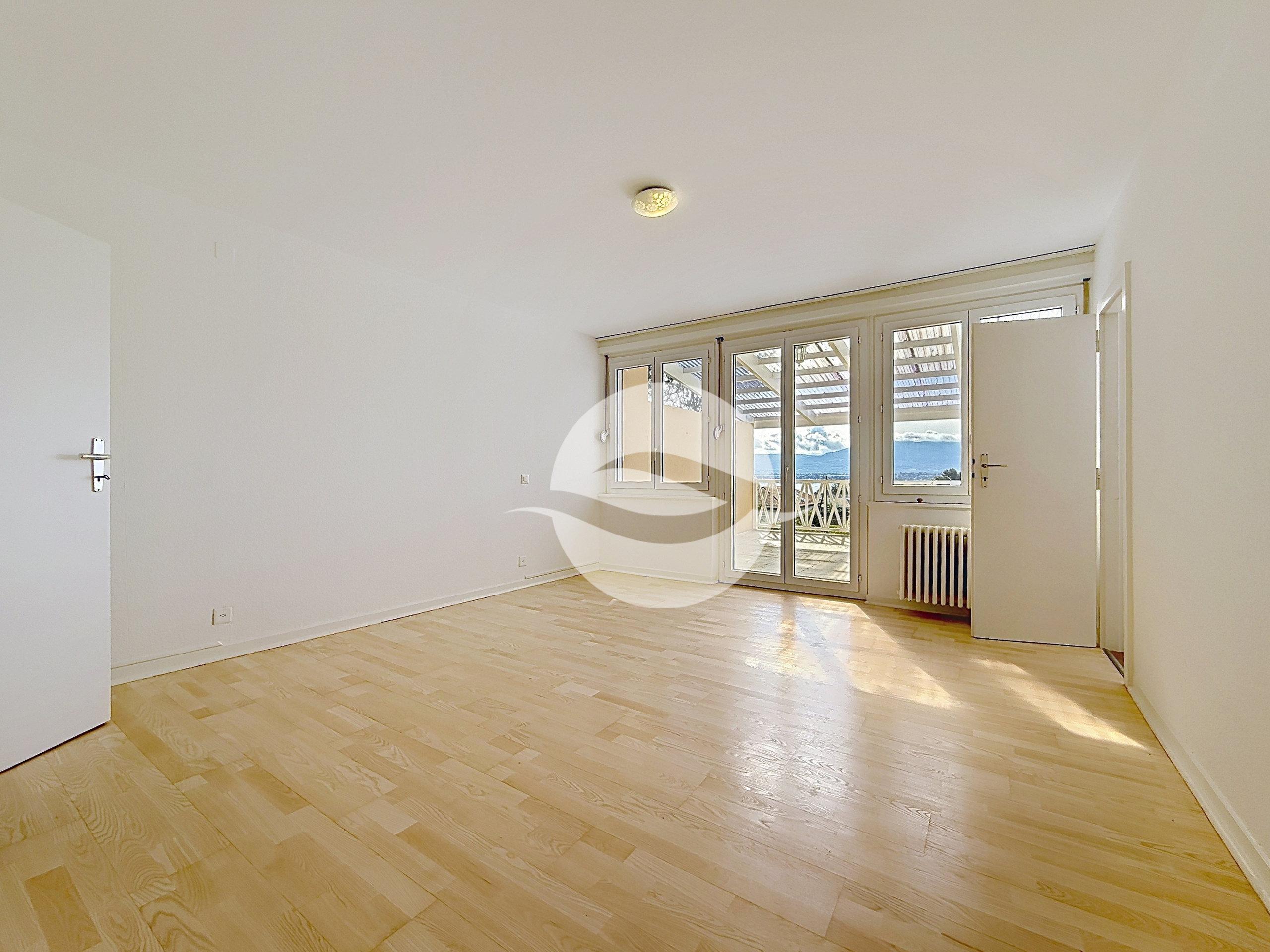 1er : Chambre avec accès à la salle de bains et à la terrasse couverte