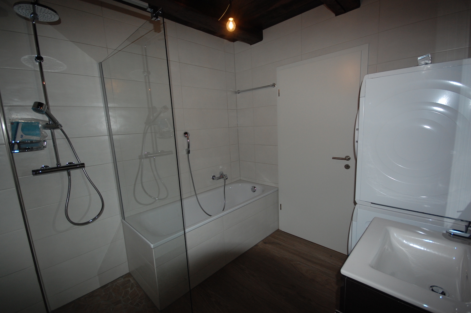 Une salle de bain avec douche et baignoire, entièrement équipée avec lave-linge et sèche-linge Une salle de bain avec douche et baignoire, entièrement équipée avec lave-linge et sèche-linge