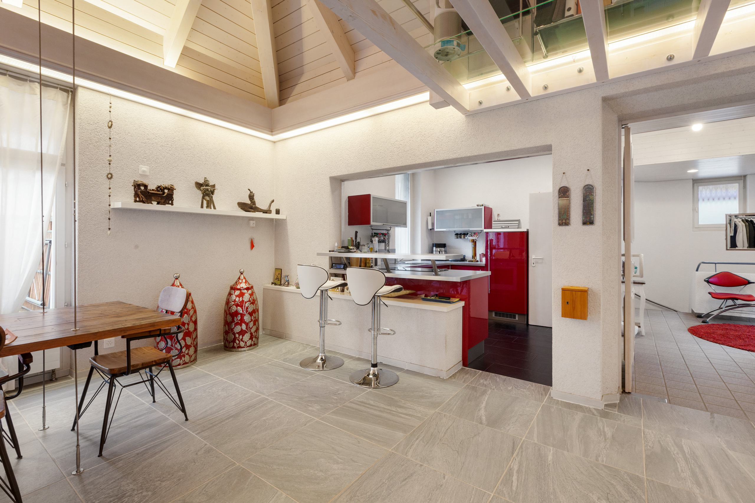 Die rote, hochwertige Küche bildet einen ausdrucksstarken Blickfang Die rote, hochwertige Küche bildet einen ausdrucksstarken Blickfang