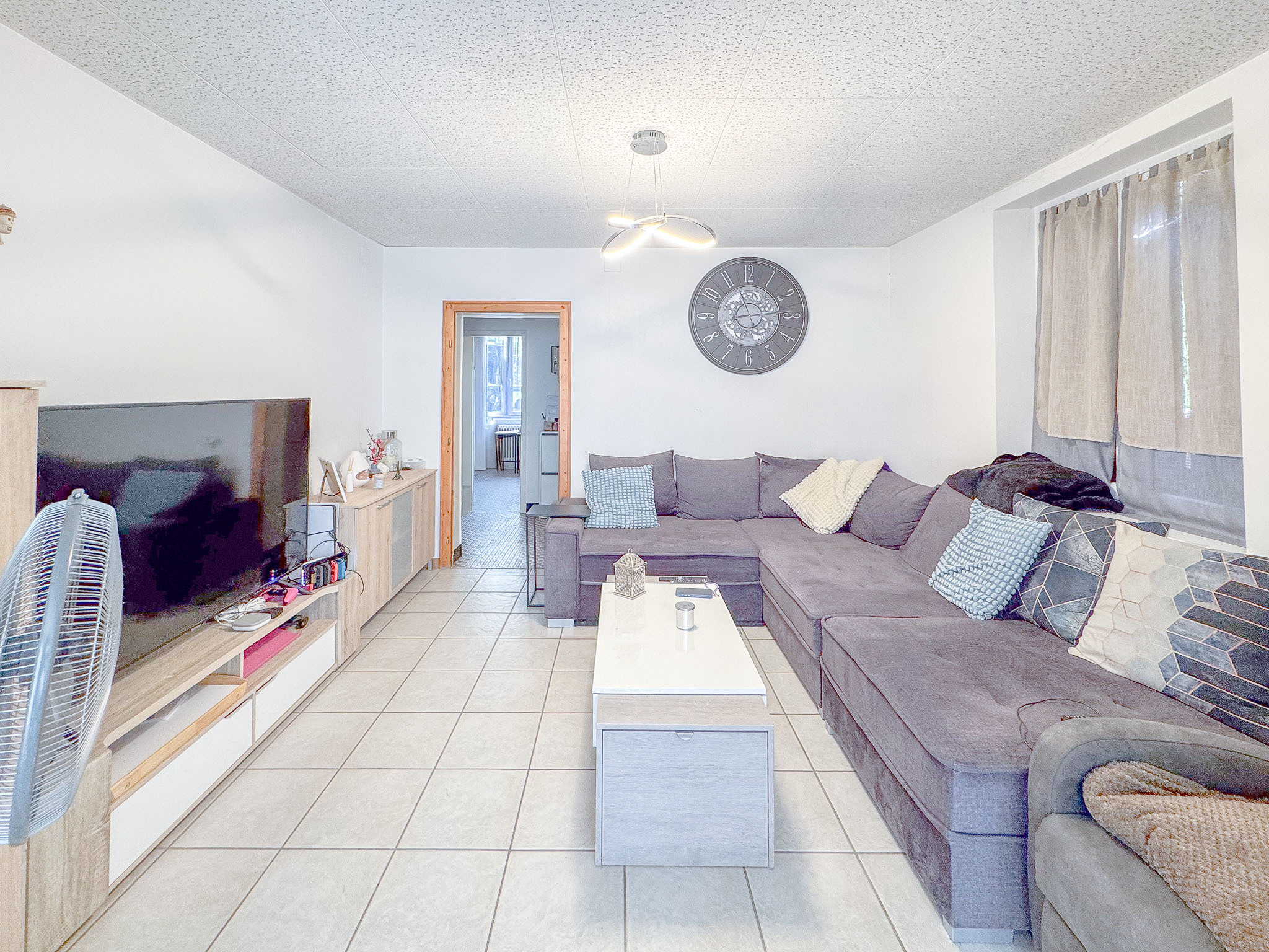 Appt loué au rez : grand séjour