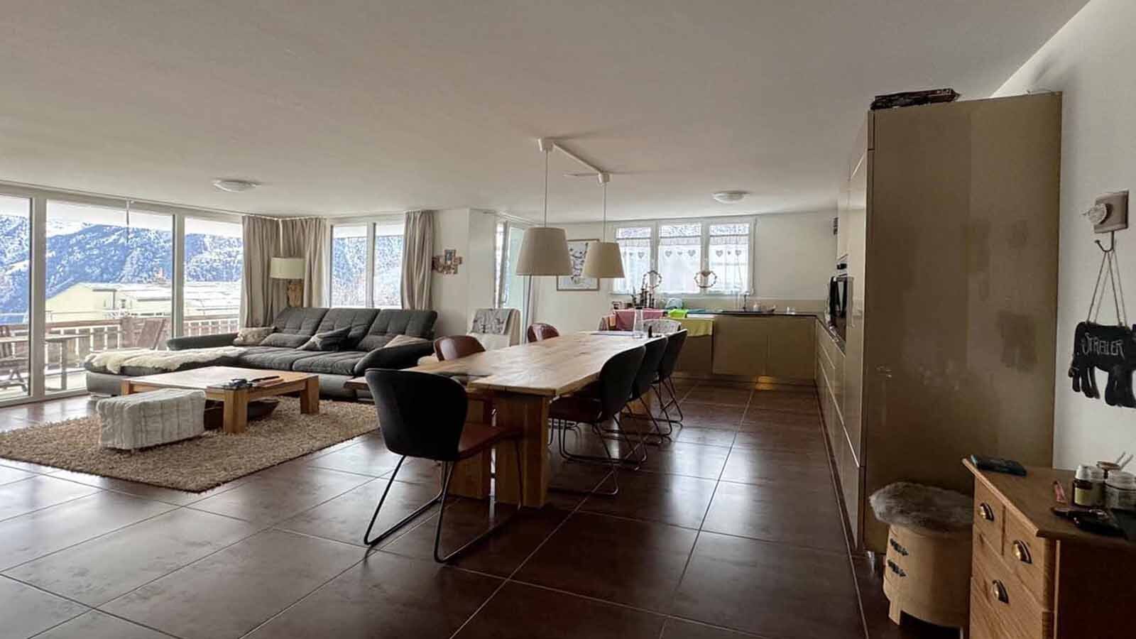 Wohn- und Esszimmer mit offener Küche Zimmer Wohn- und Esszimmer mit offener Küche Zimmer