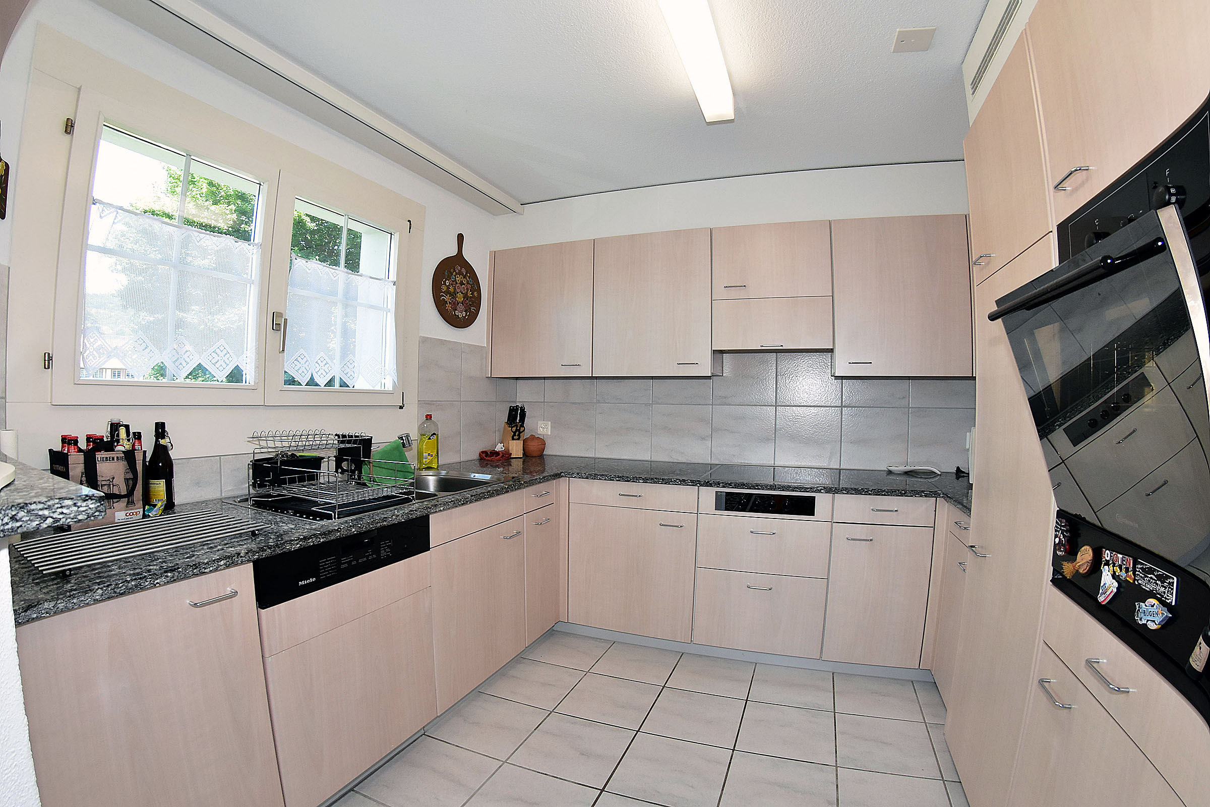 Die funktionale Küche mit Granitabdeckung