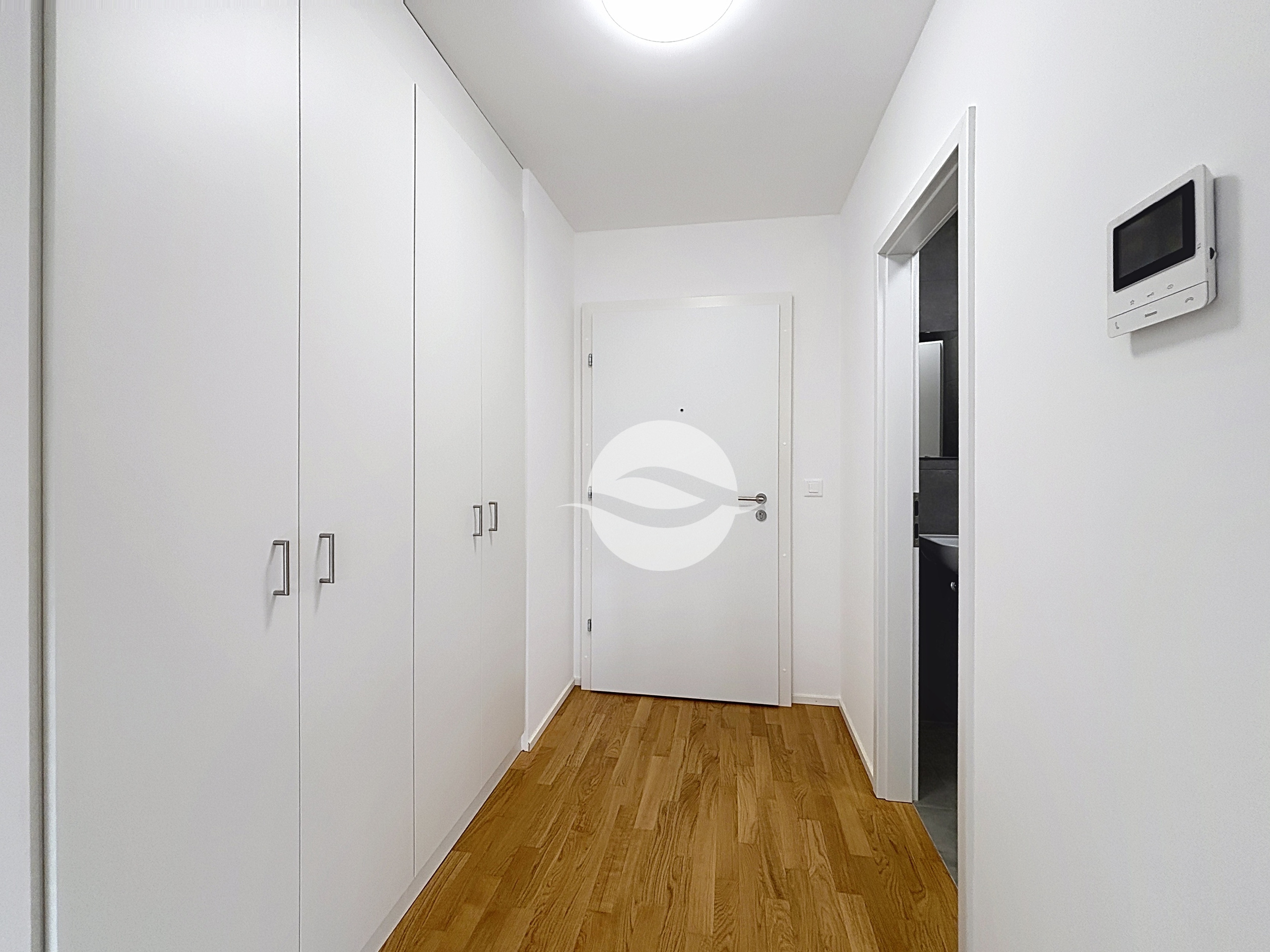 Entrée avec armoires et WC visiteurs 