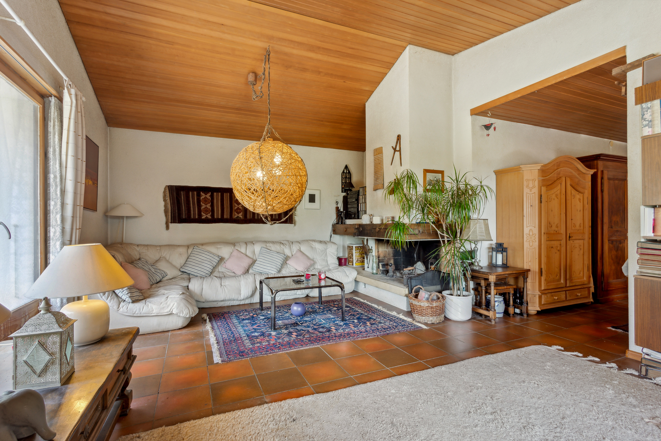 Wohnzimmer mit Kamin