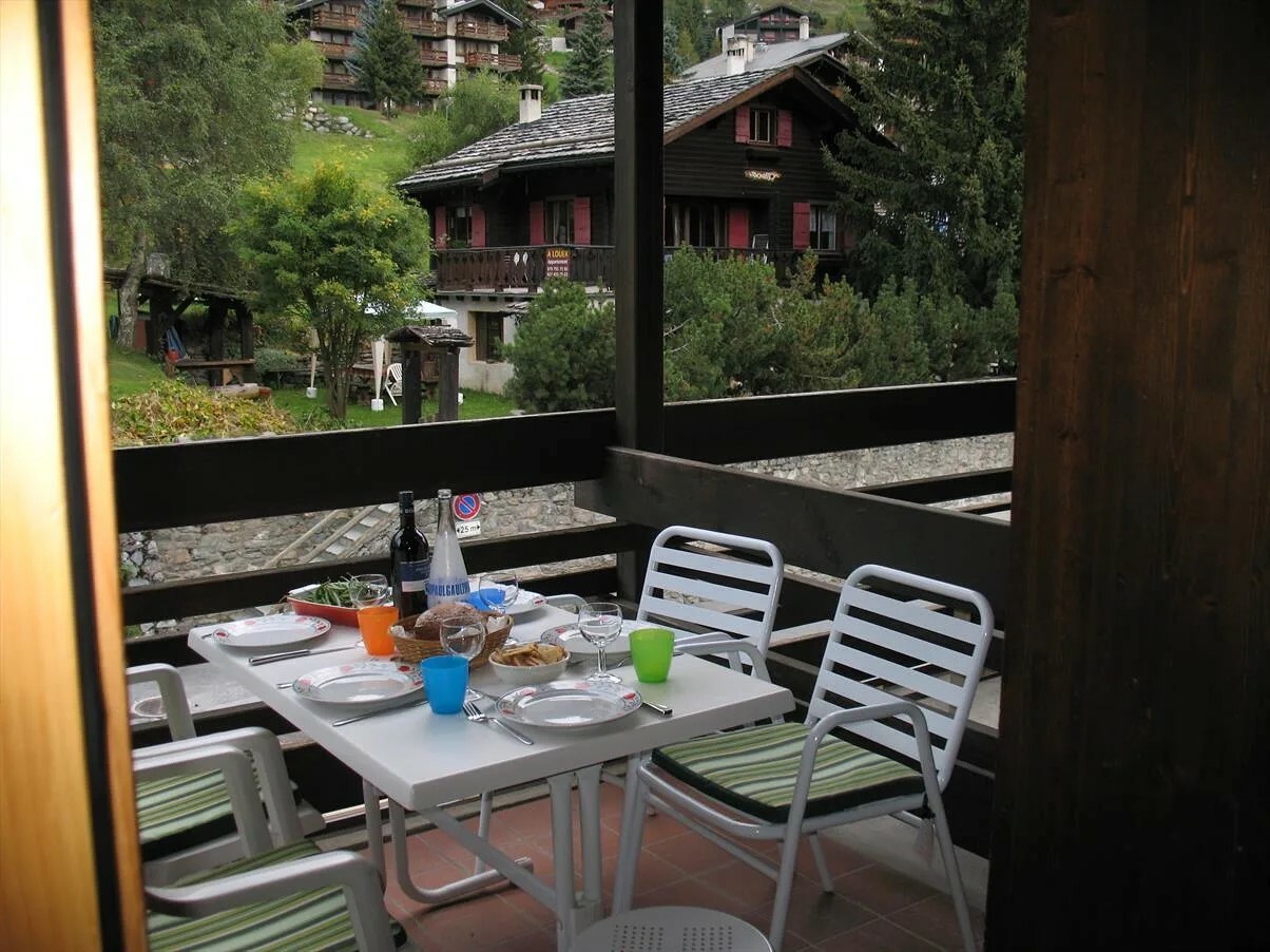 Balcon côté rue commerçante Balcon côté rue commerçante