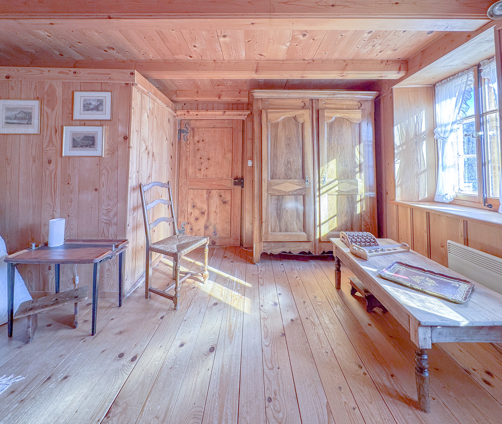 Pièce en enfilade, pouvant servir de chambre ou de bureau au rez Pièce en enfilade, pouvant servir de chambre ou de bureau au rez