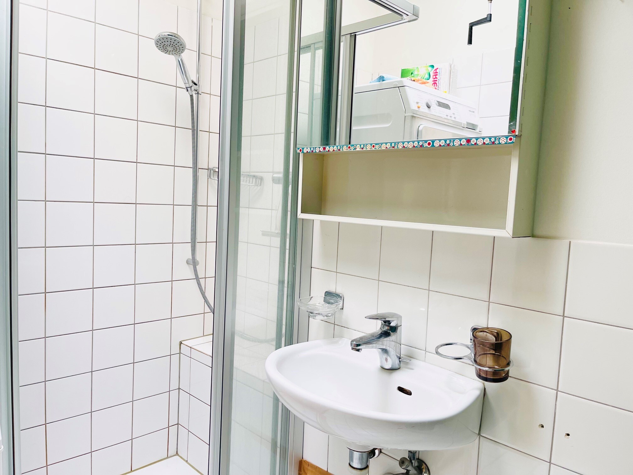 Salle de bains avec douche et meuble-lavabo 