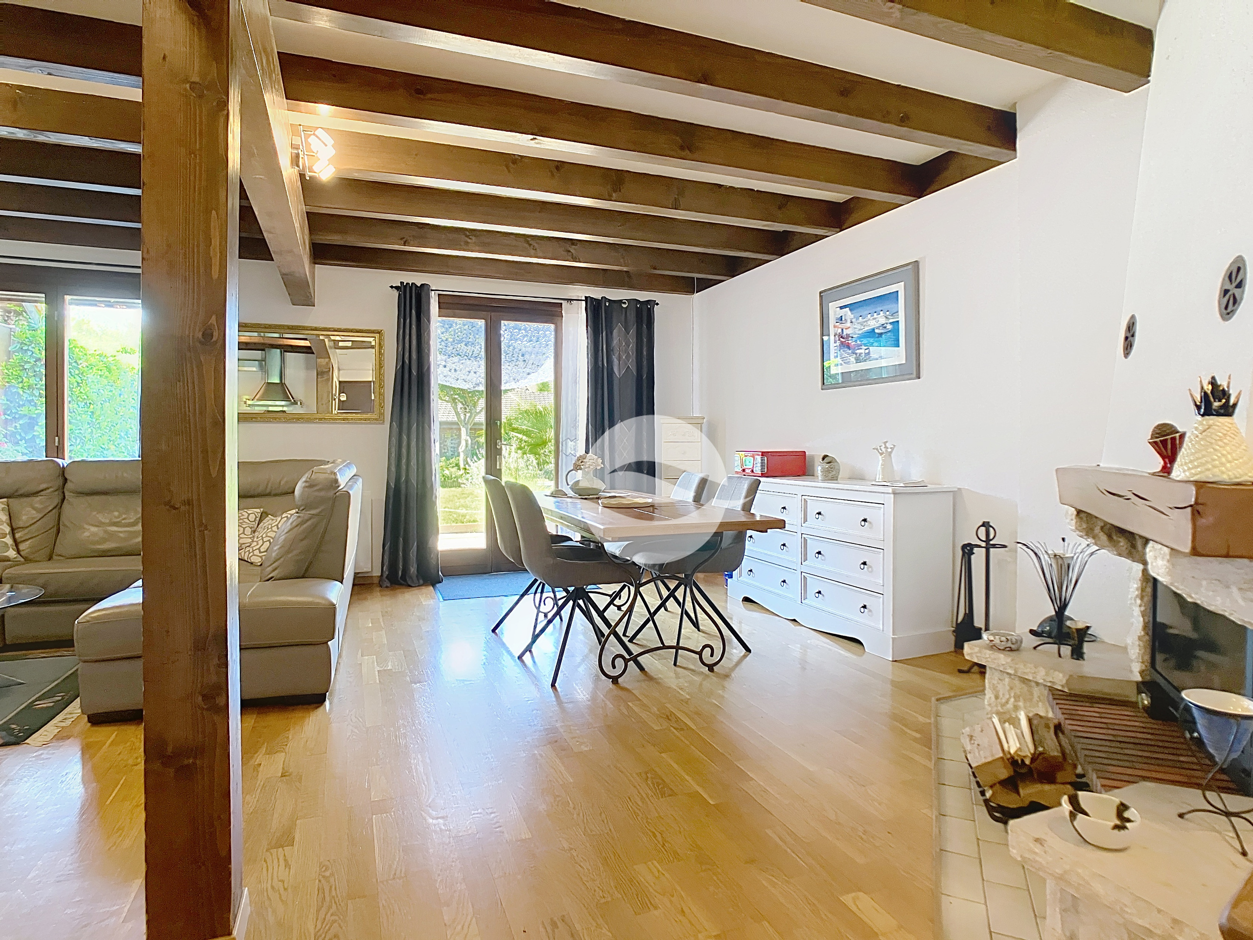 Pièce de vie avec cheminée et accès terrasse et jardin