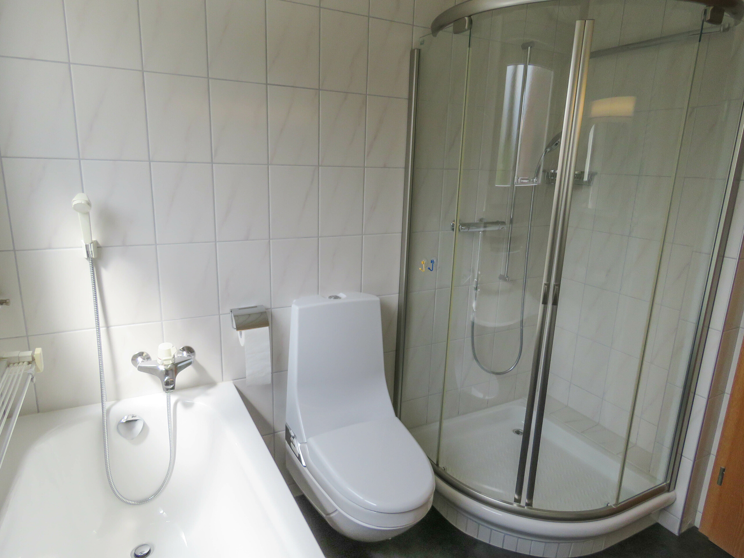 Bad / Dusche Bad / Dusche