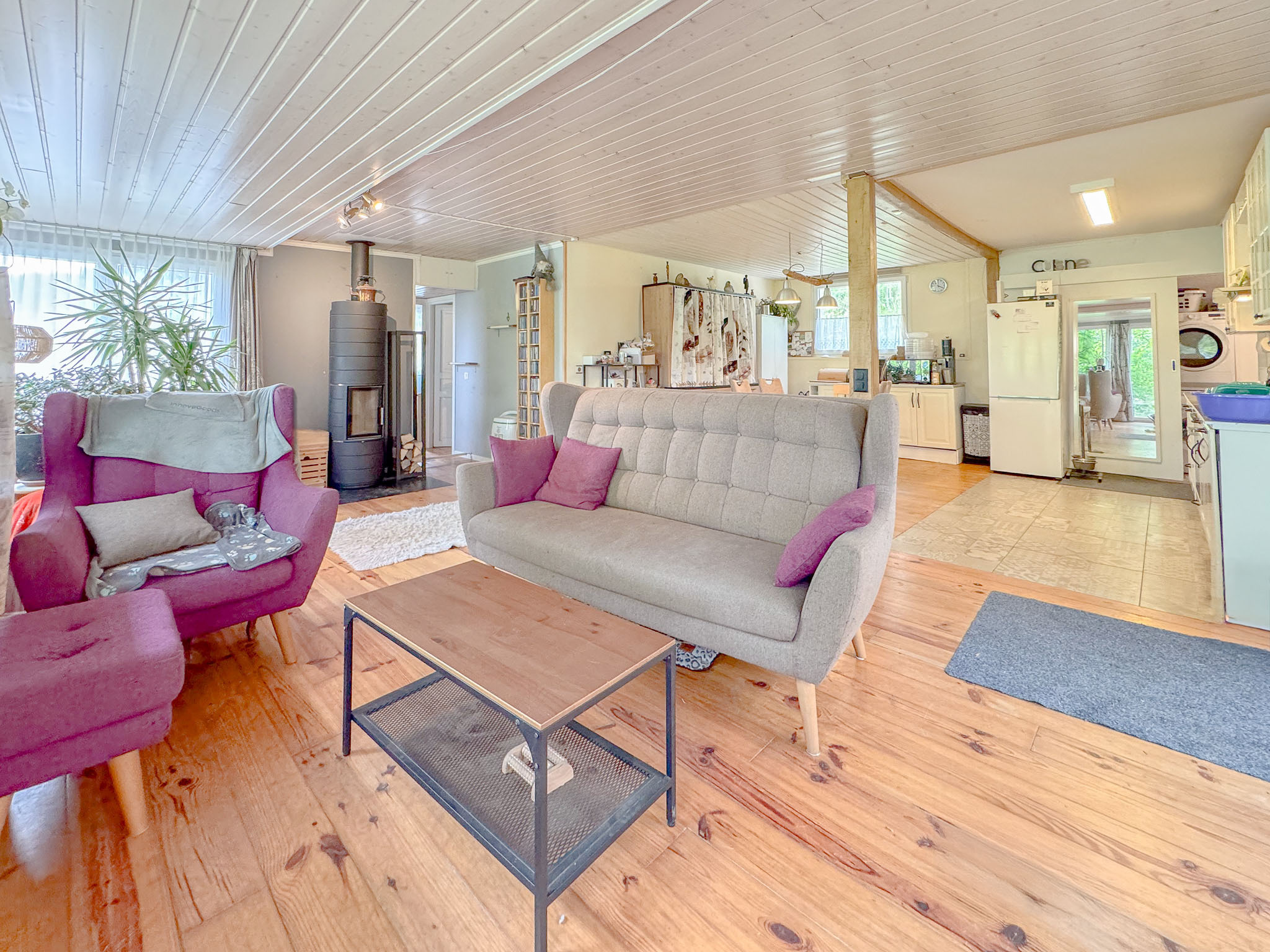 Espace salon avec poêle à bois