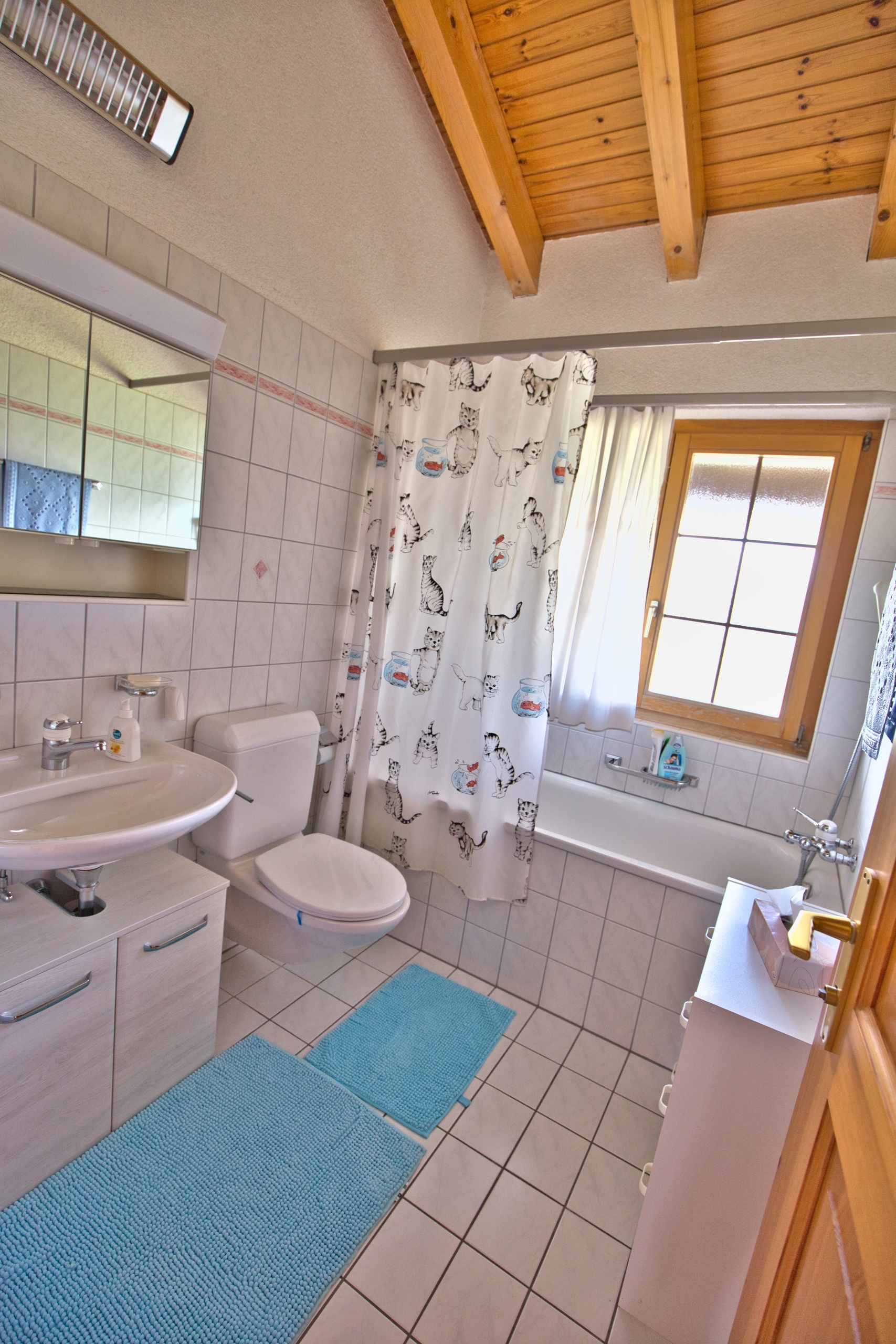 une salle de bains avec toilettes, lavabo, baignoire, douche et fenêtre une salle de bains avec toilettes, lavabo, baignoire, douche et fenêtre