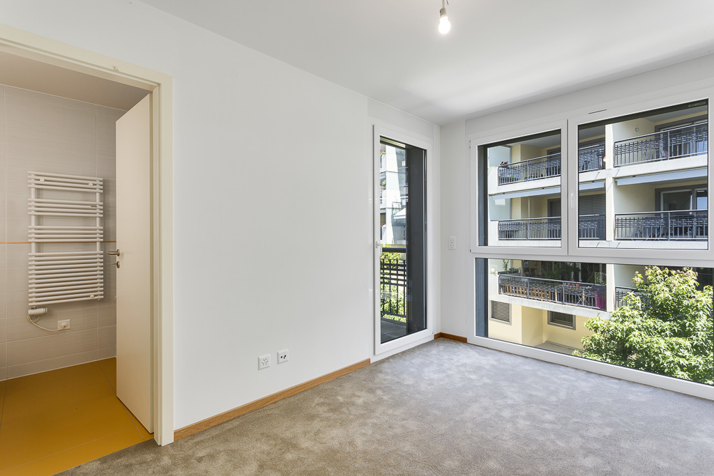 Chambre à coucher avec accès sur le balcon