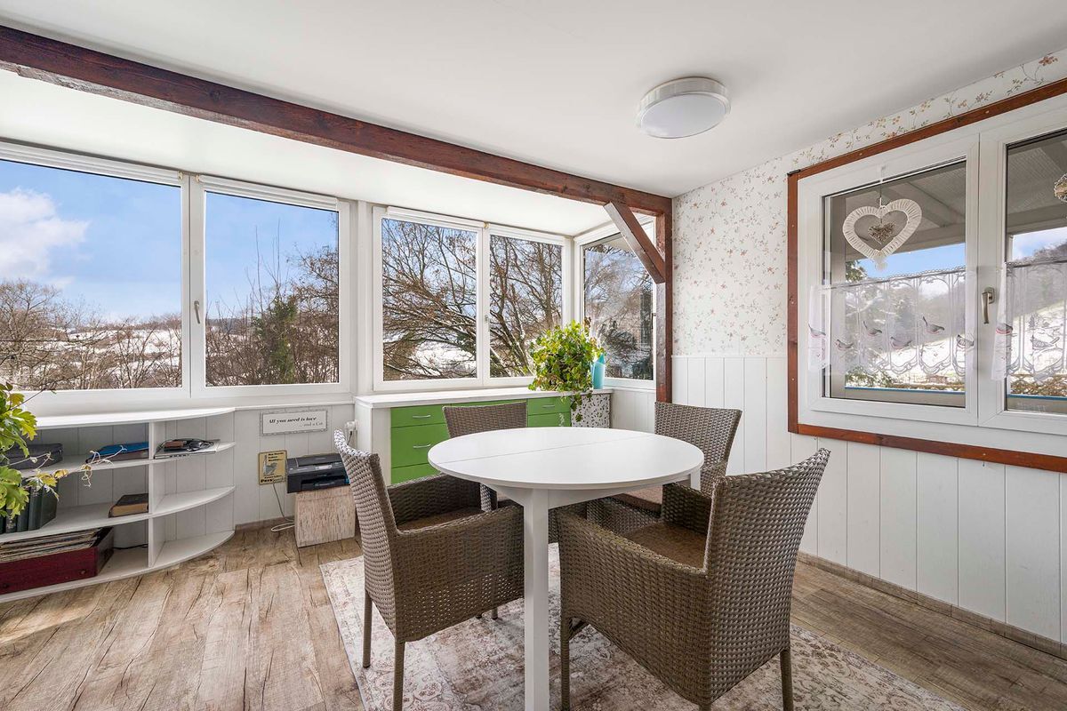 Heller Essbereich mit Blick ins Grüne.