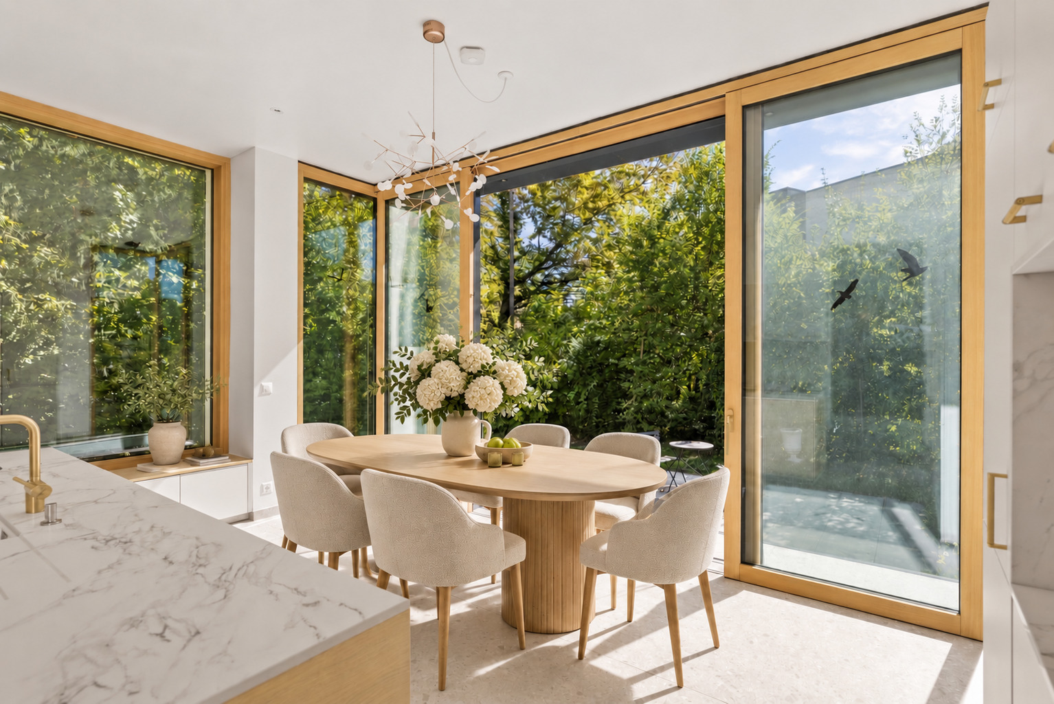 Salle à manger donnant sur le jardin