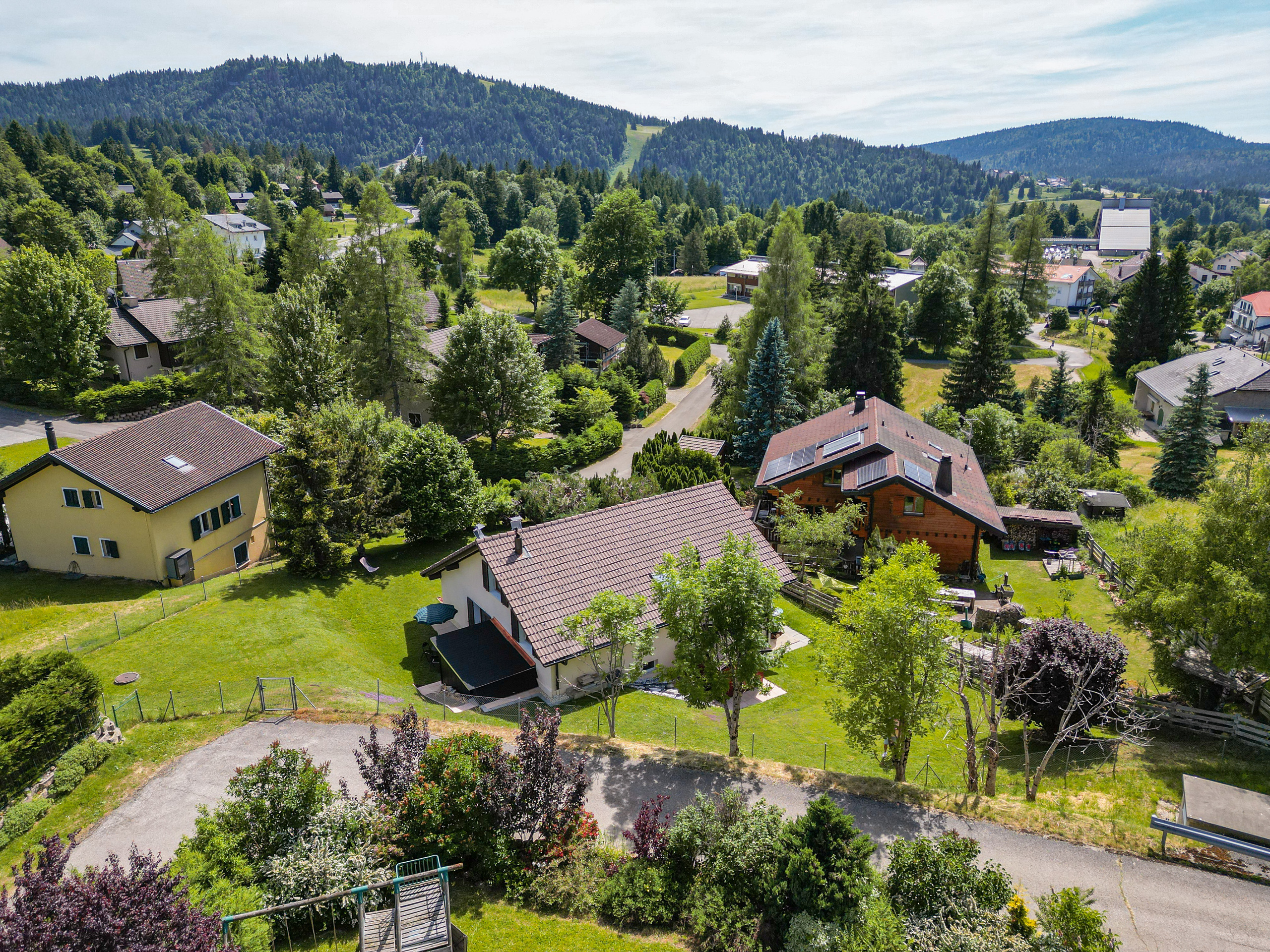 Vue drone spectaculaire sur les montagnes environnantes