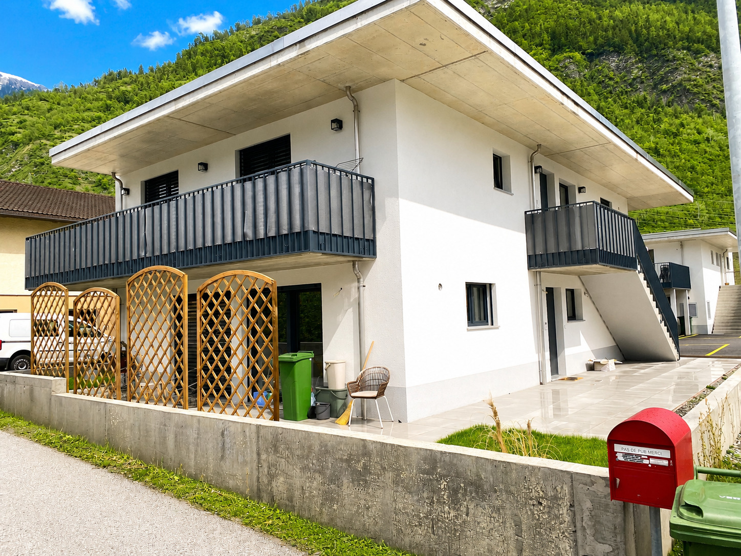 Exterior view 3