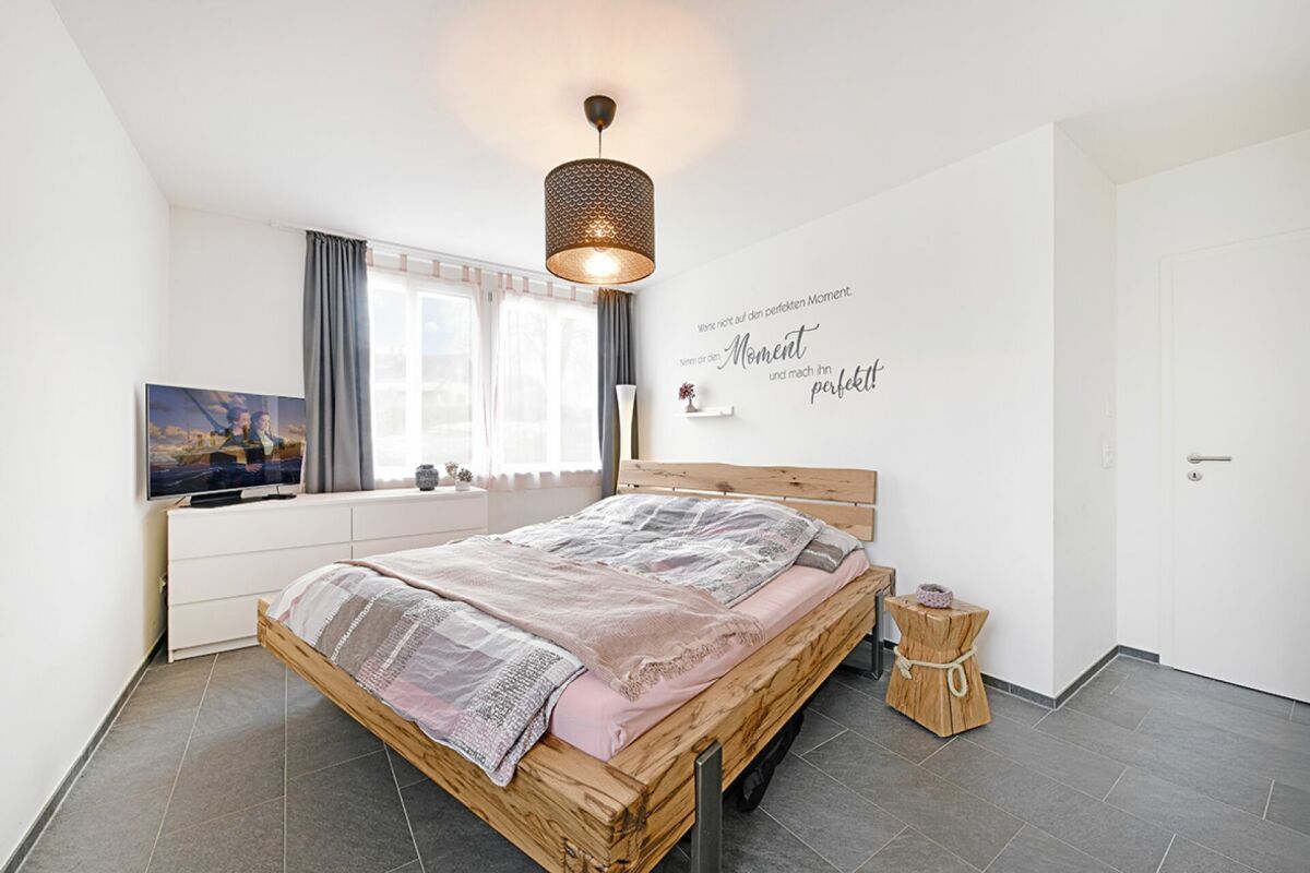 Behaglicher Schlafraum mit direktem Zugang zum Badezimmer