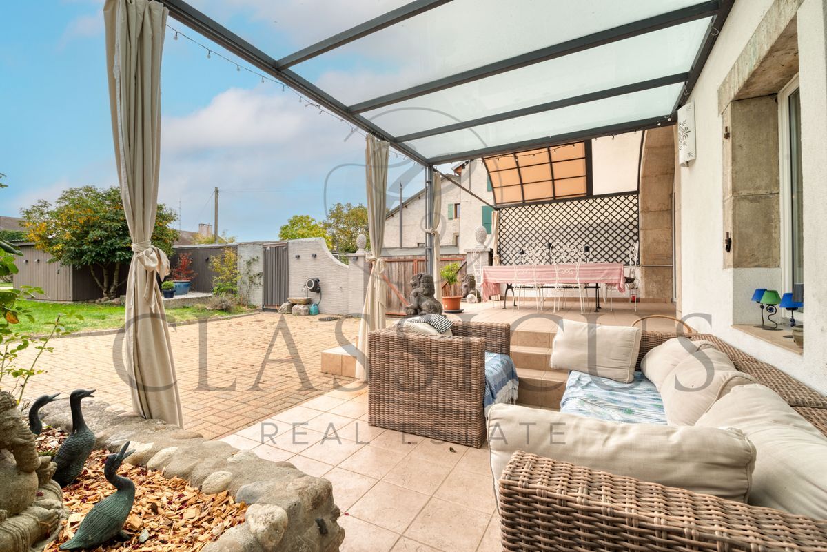 Terrasse meublée avec vue sur jardin et coin repas extérieur. Terrasse meublée avec vue sur jardin et coin repas extérieur.