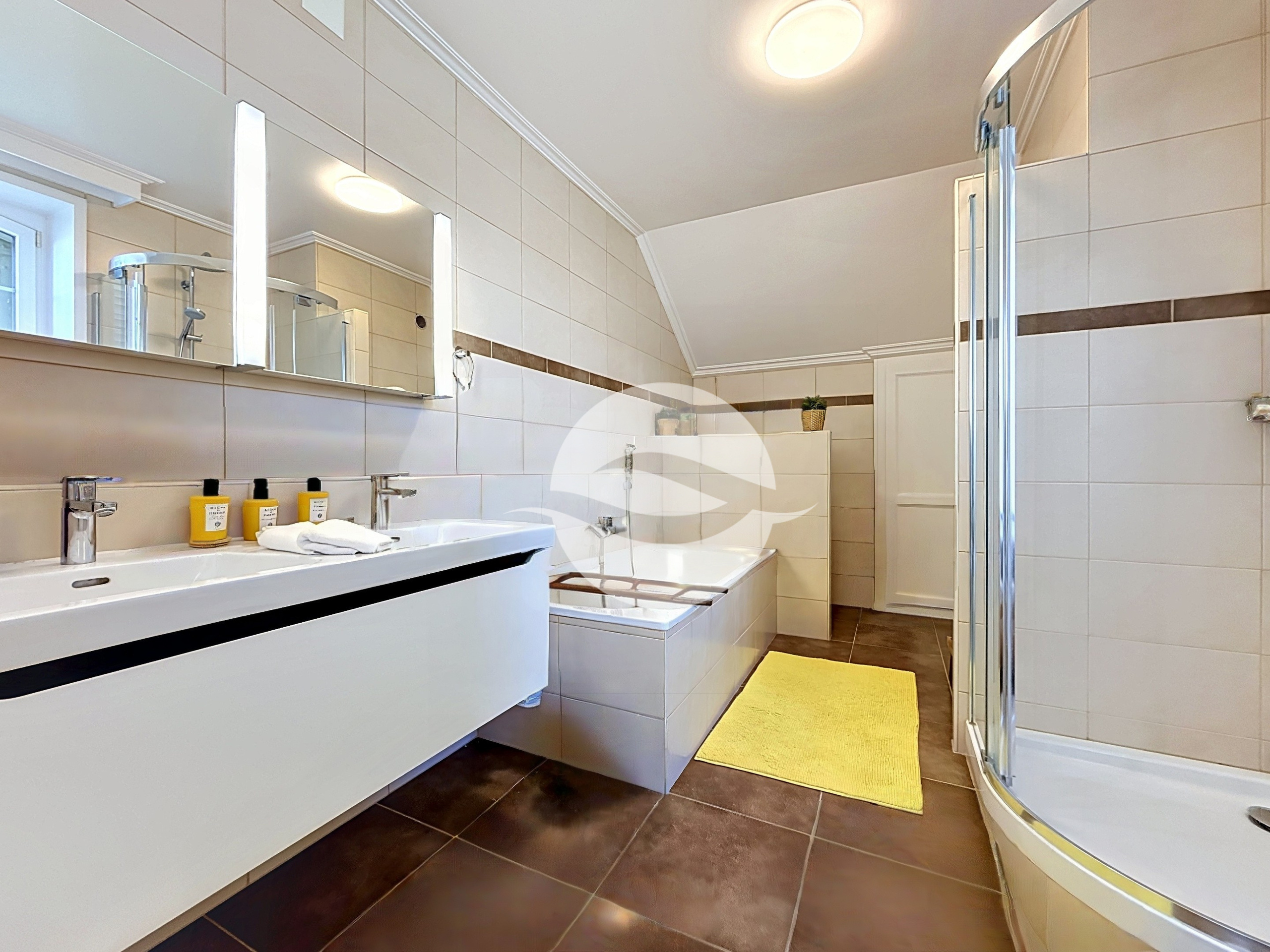 2ème : Salle de bains et douche privative pour les parents