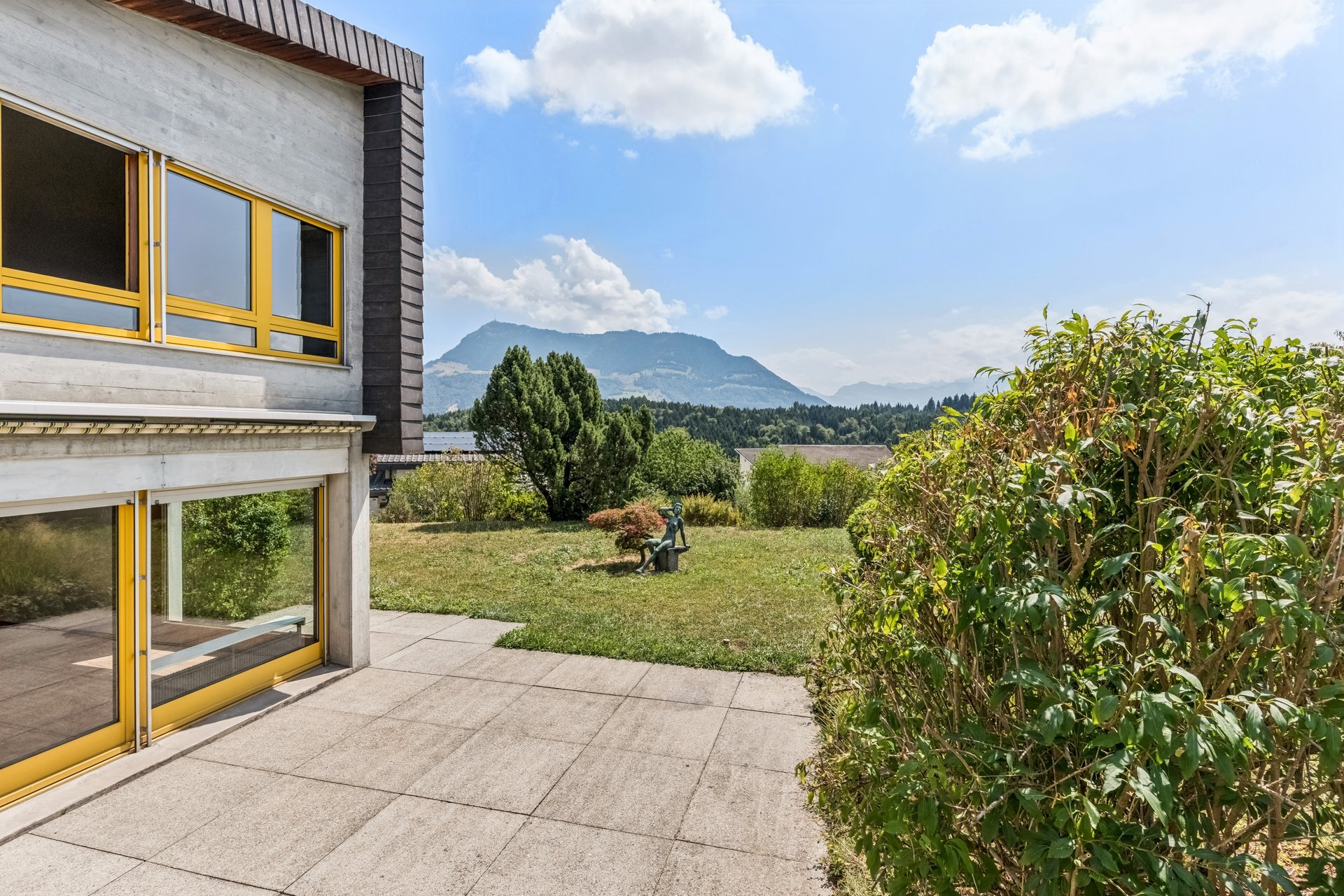 Der obere Teil der Terrasse ist teilweise gedeckt und auch diese Aussicht kann sich sehen lassen. Der obere Teil der Terrasse ist teilweise gedeckt und auch diese Aussicht kann sich sehen lassen.