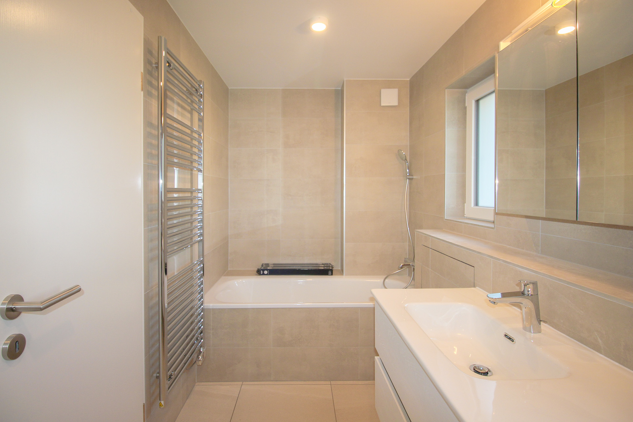 Salle d'eau avec baignoire