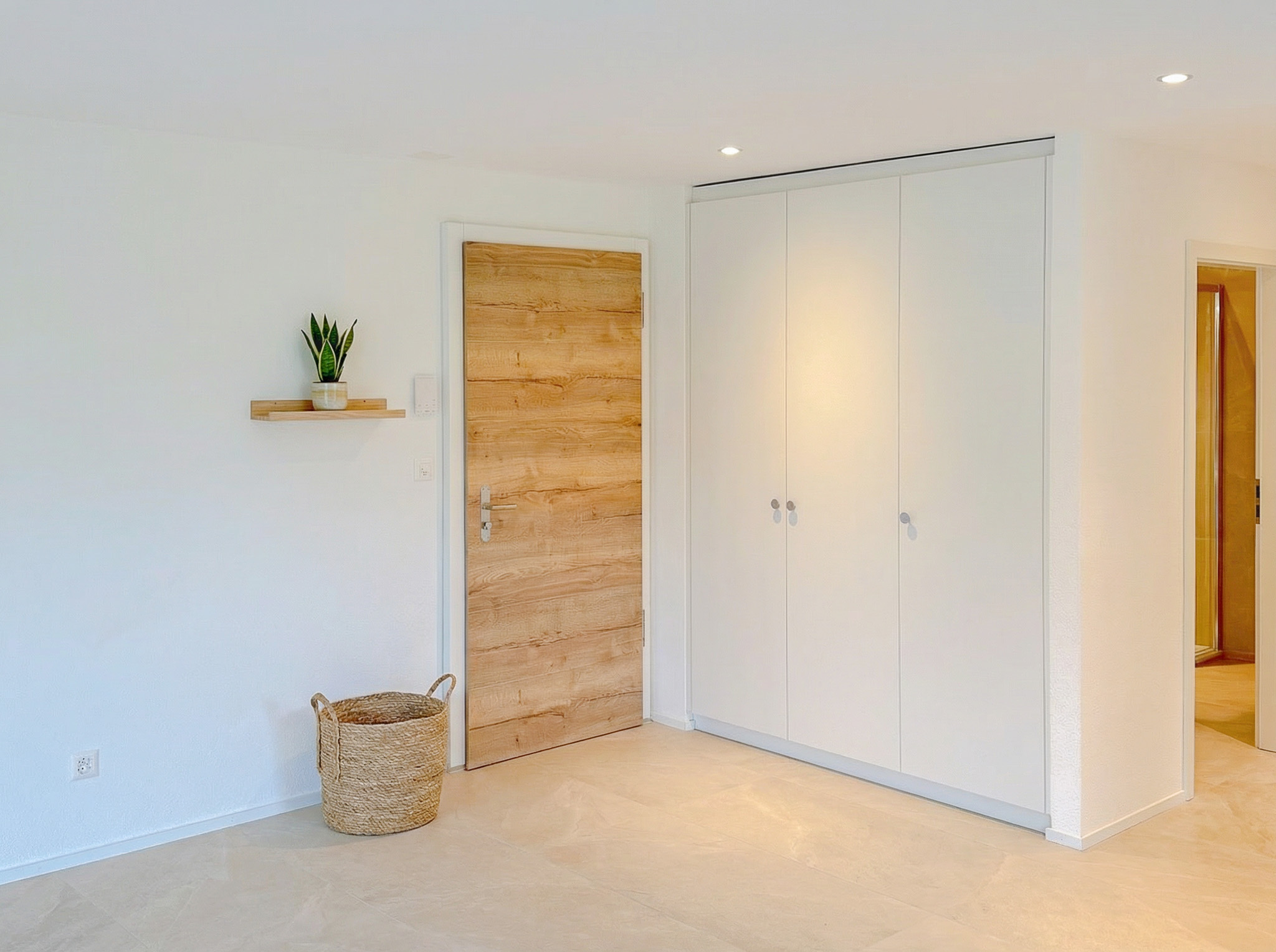 Hall d'entrée avec armoires murales