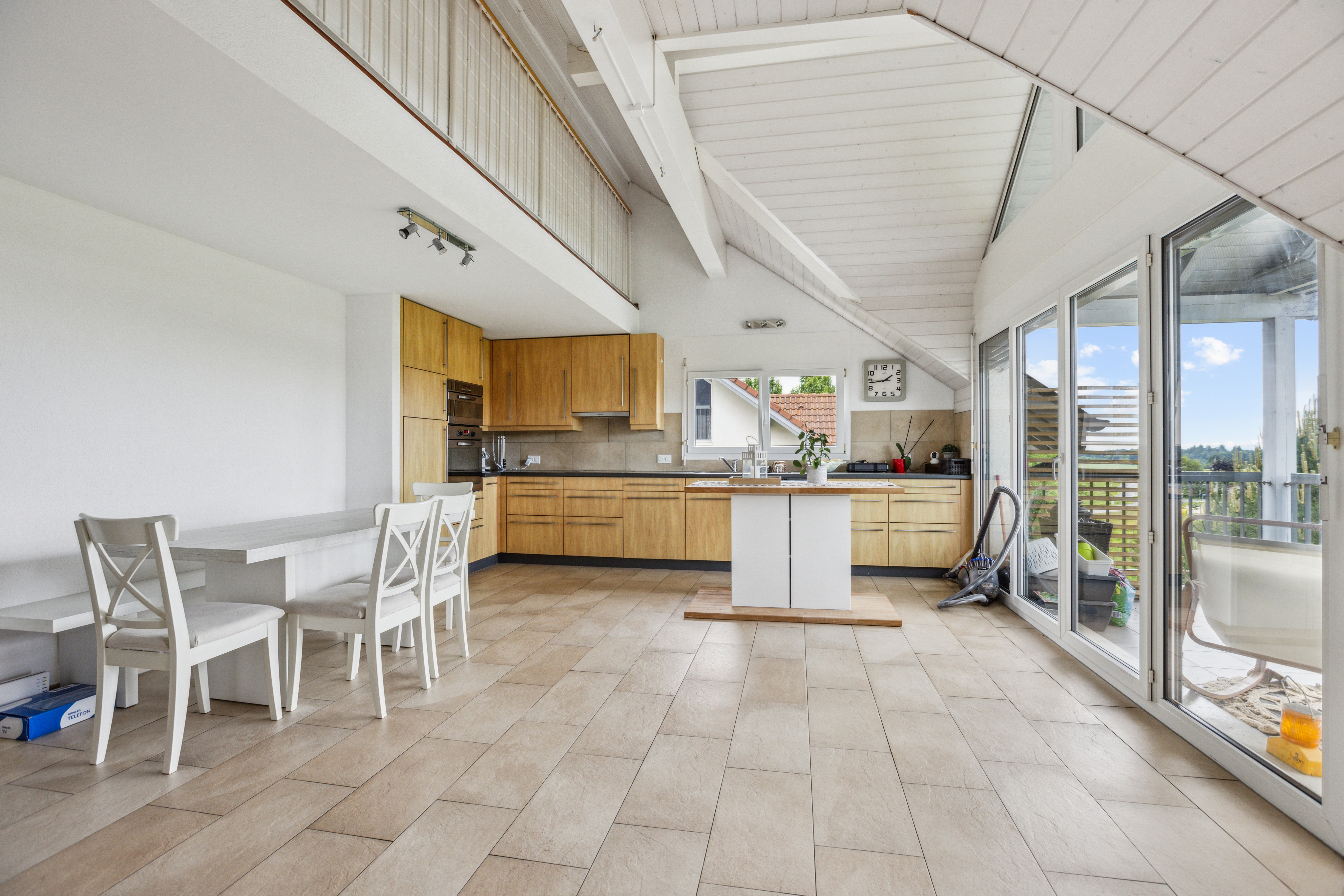 Séjour-salon avec accès sur le balcon