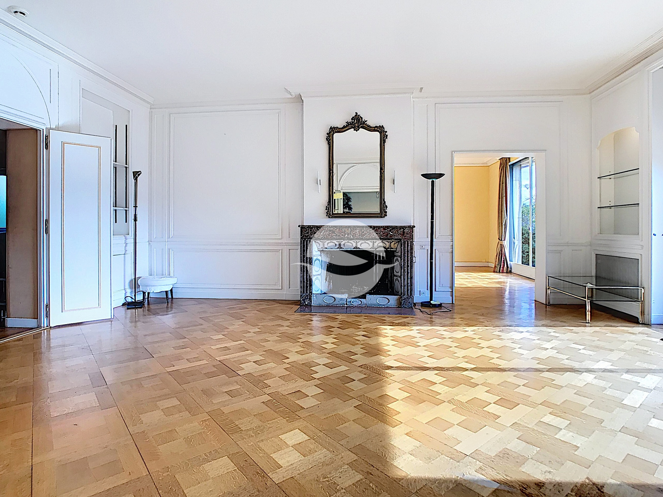 Salon avec cheminée et accès jardin