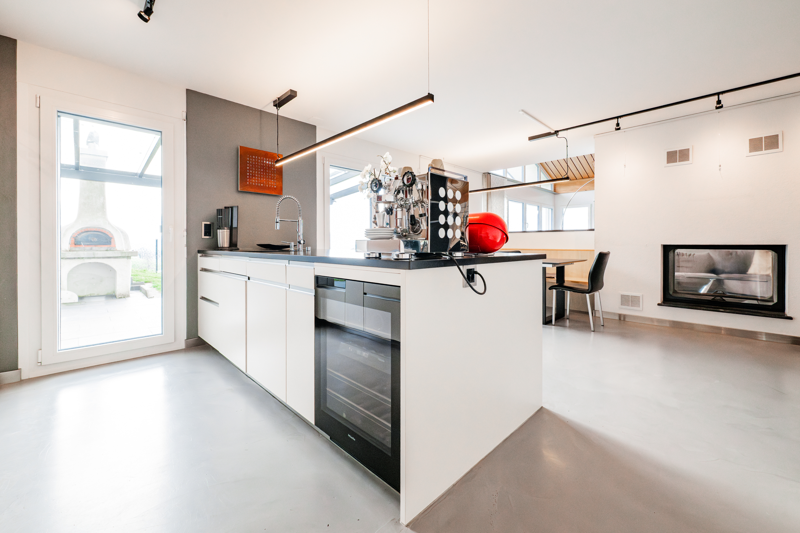 Cuisine et cheminée centrale