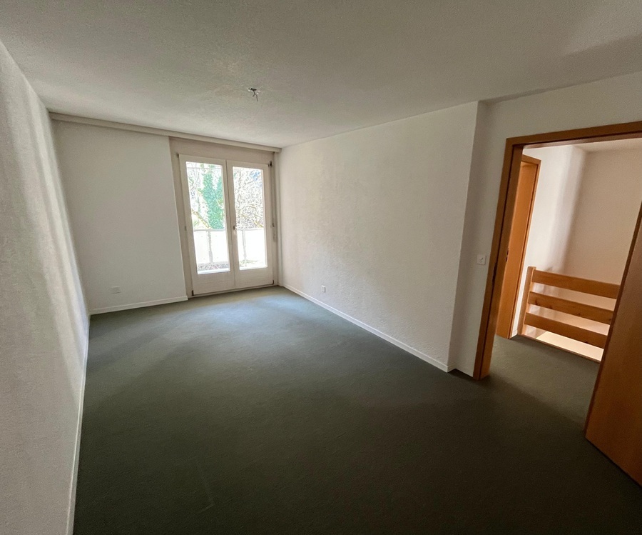 Kinderzimmer mit Austritt auf Balkon