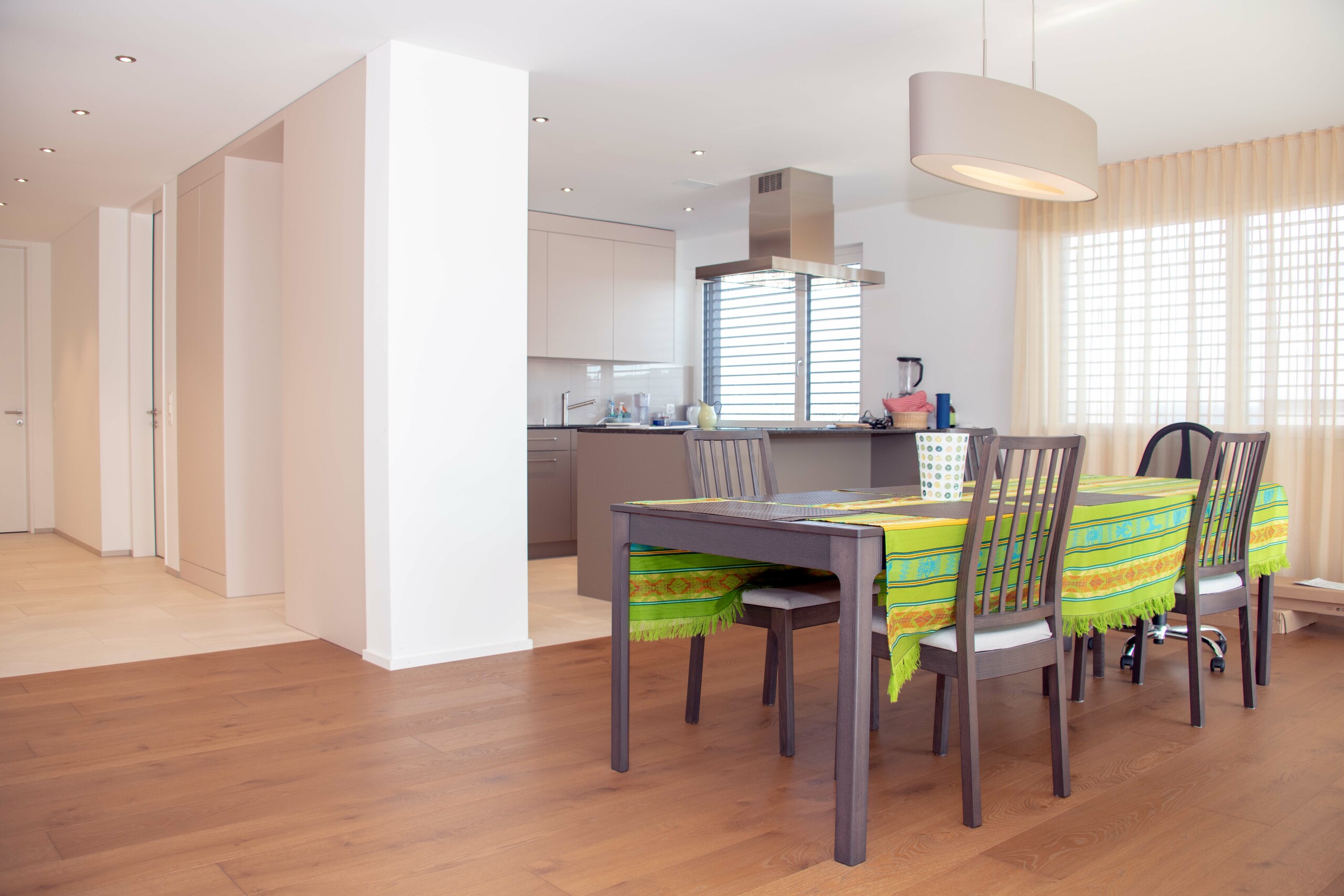 Blick in Küche, Korridor, Essbereich