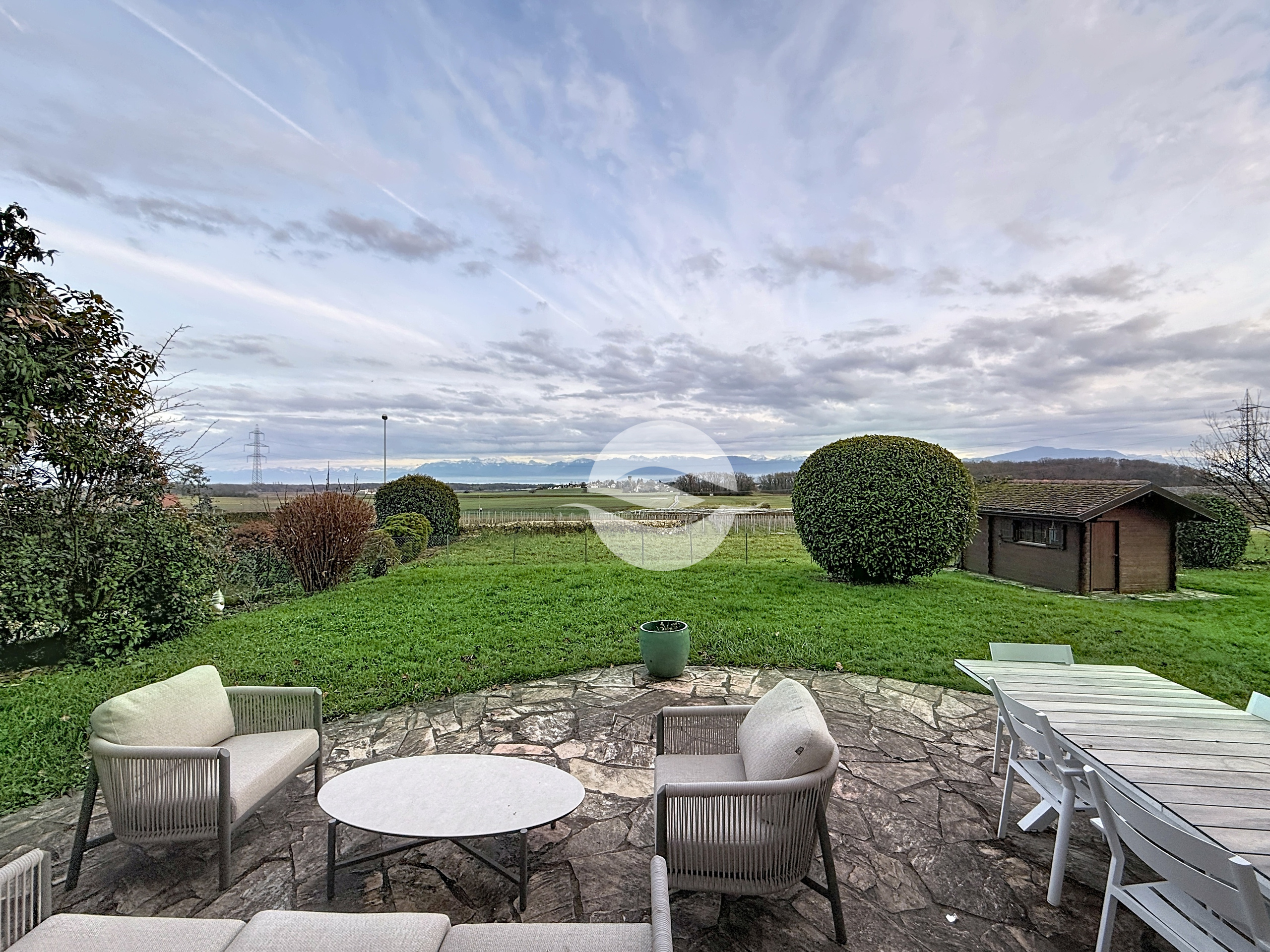 Terrasse et jardin avec vue Alpes