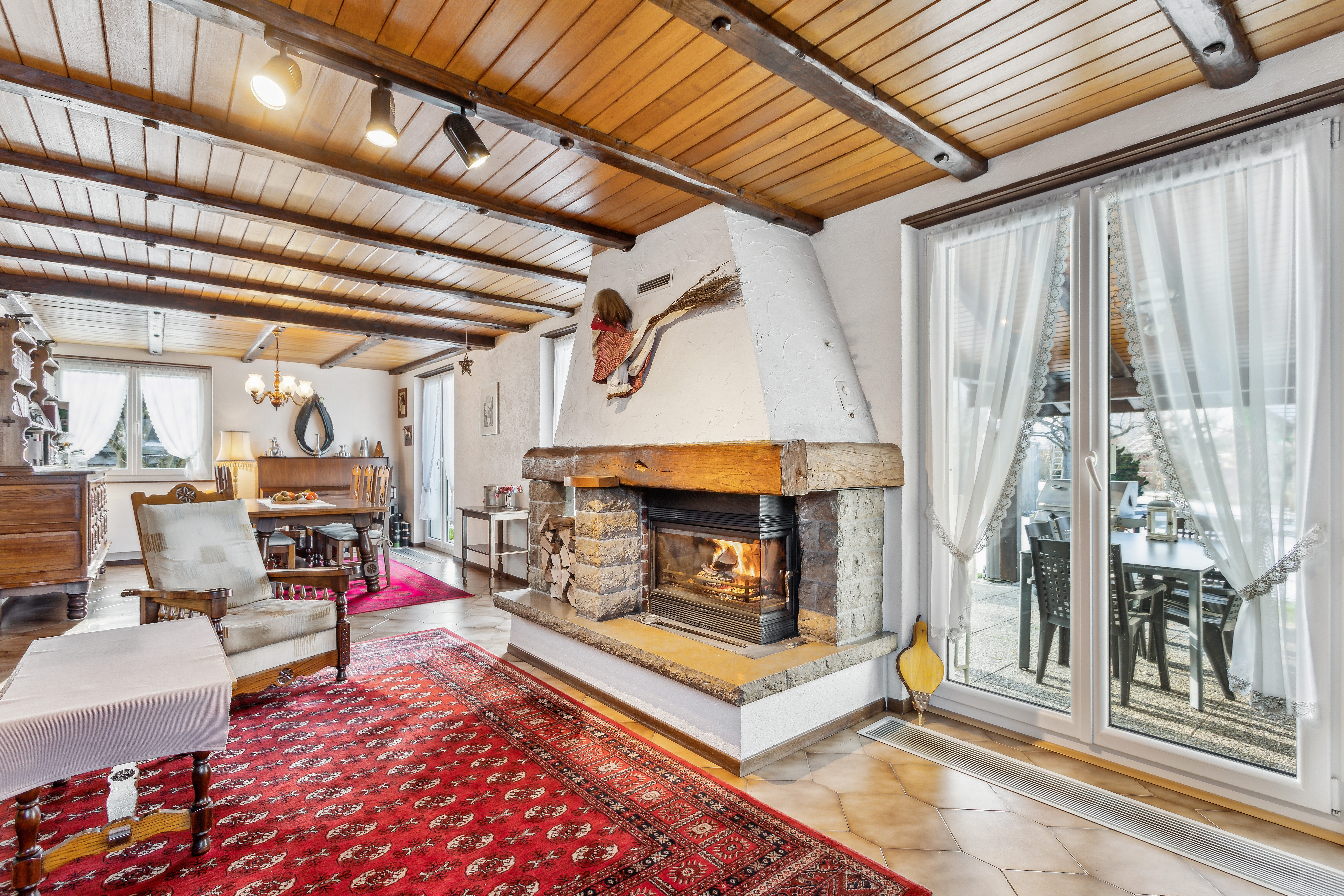 Séjour avec cheminée et accès sur la terrasse