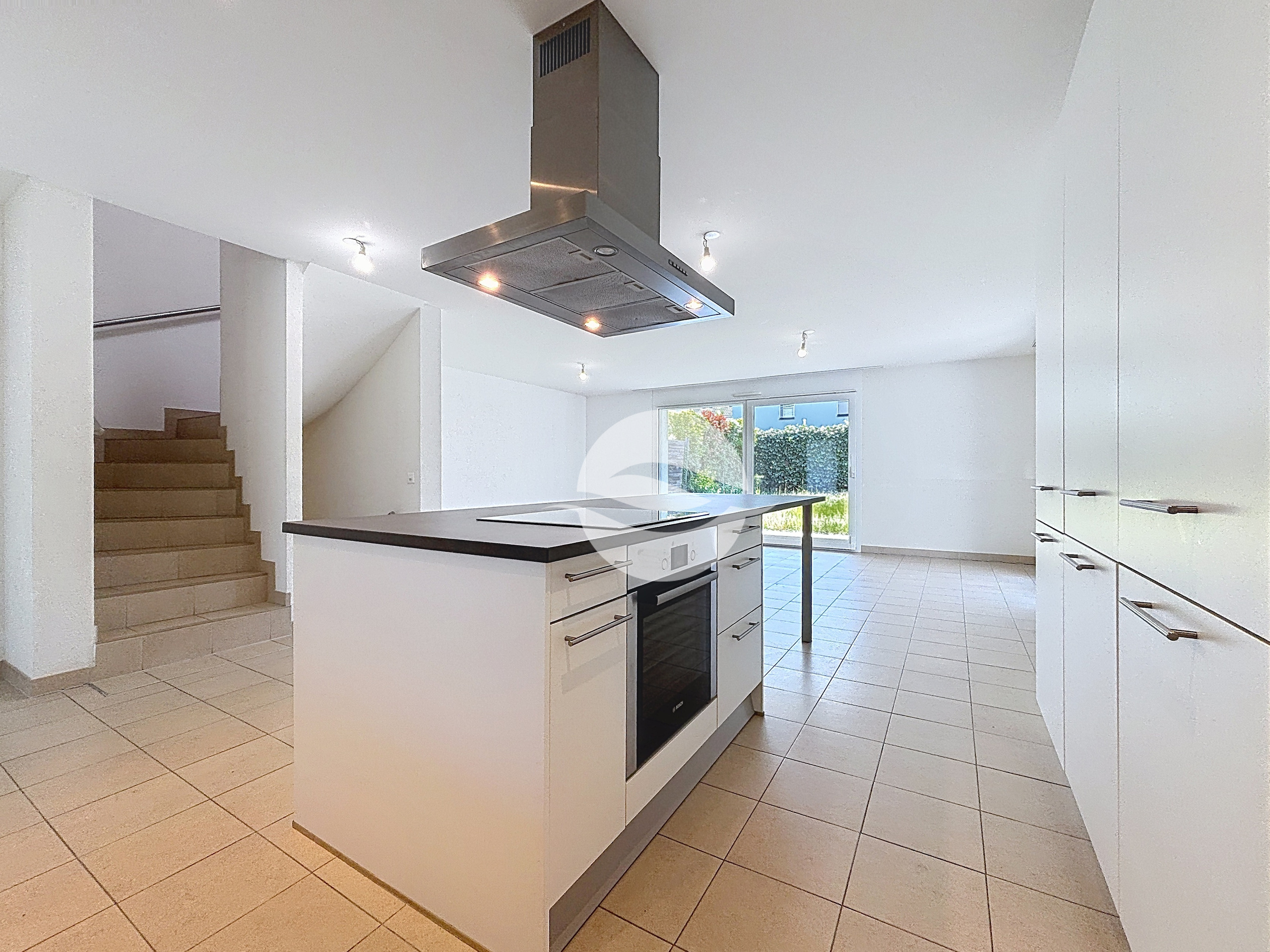 Cuisine équipée avec ilôt, ouverte sur séjour 