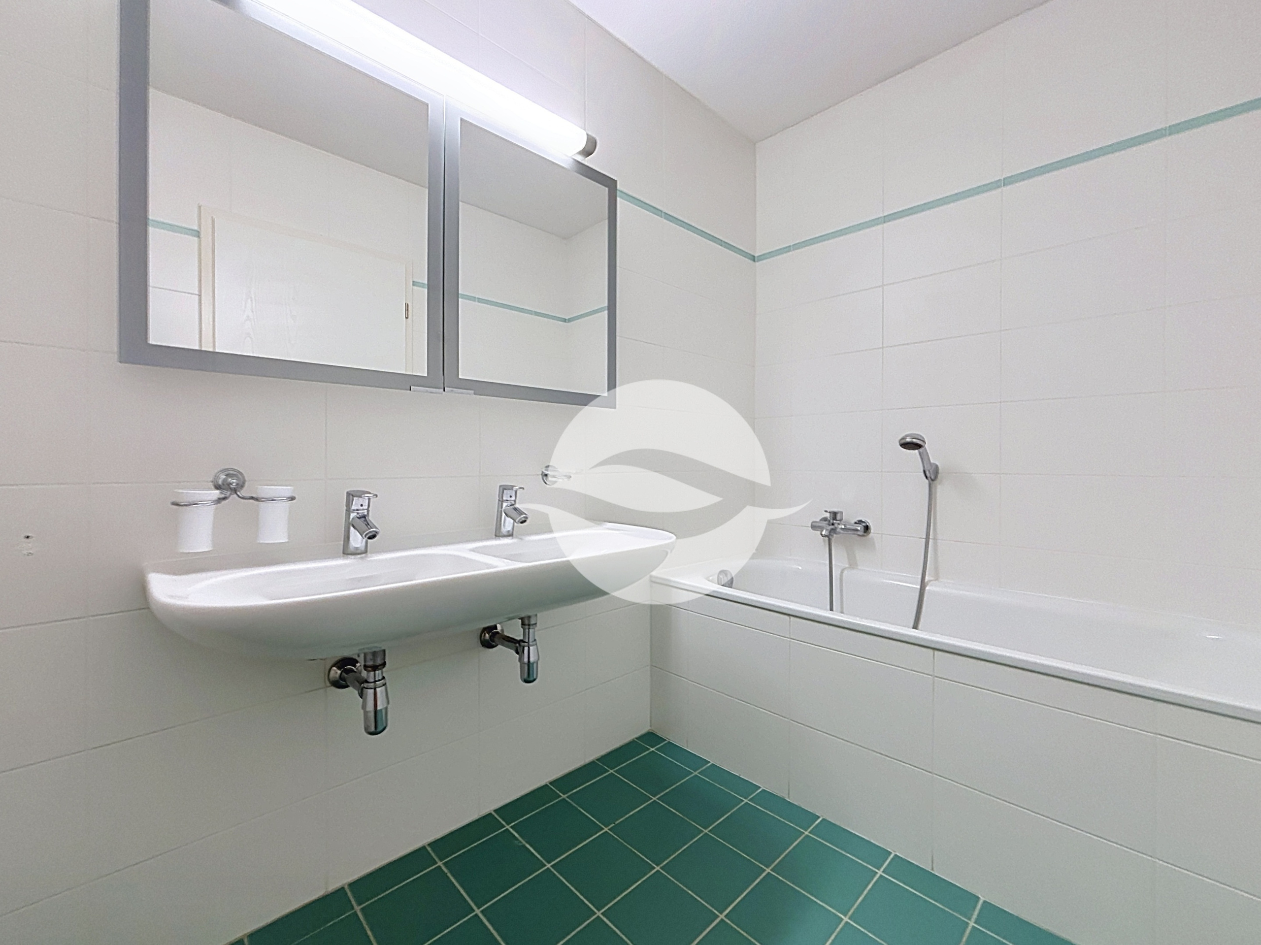 Salle de bains avec double vasque et WC Salle de bains avec double vasque et WC