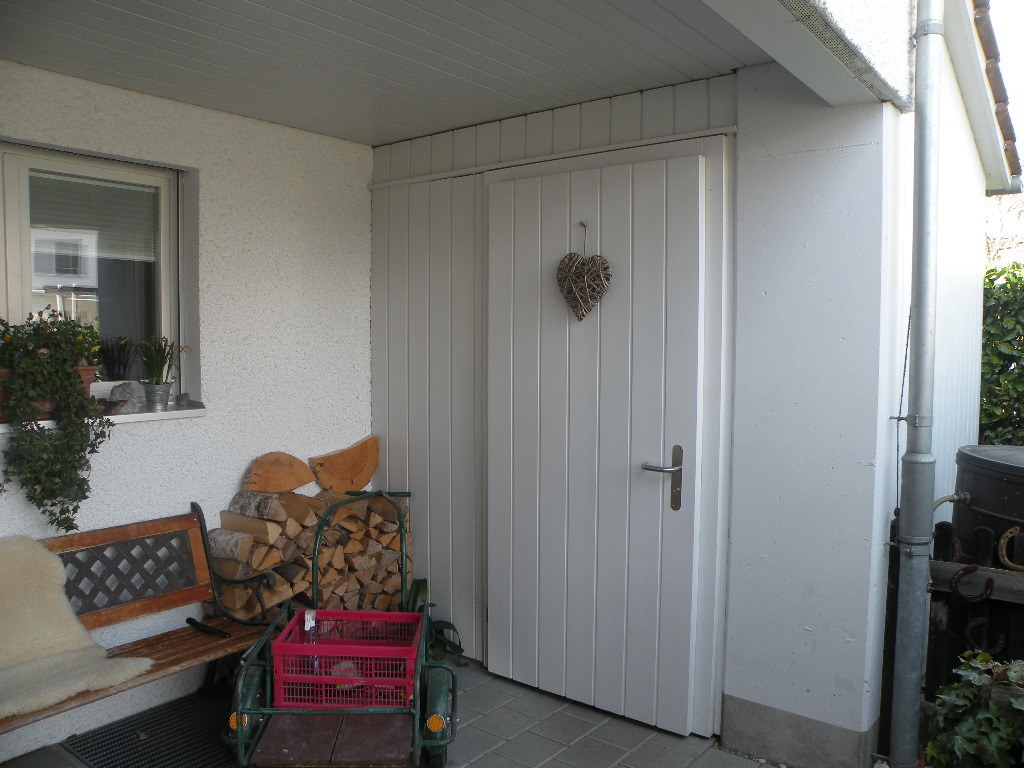 Grosszügiger Schopf neben Hauseingang