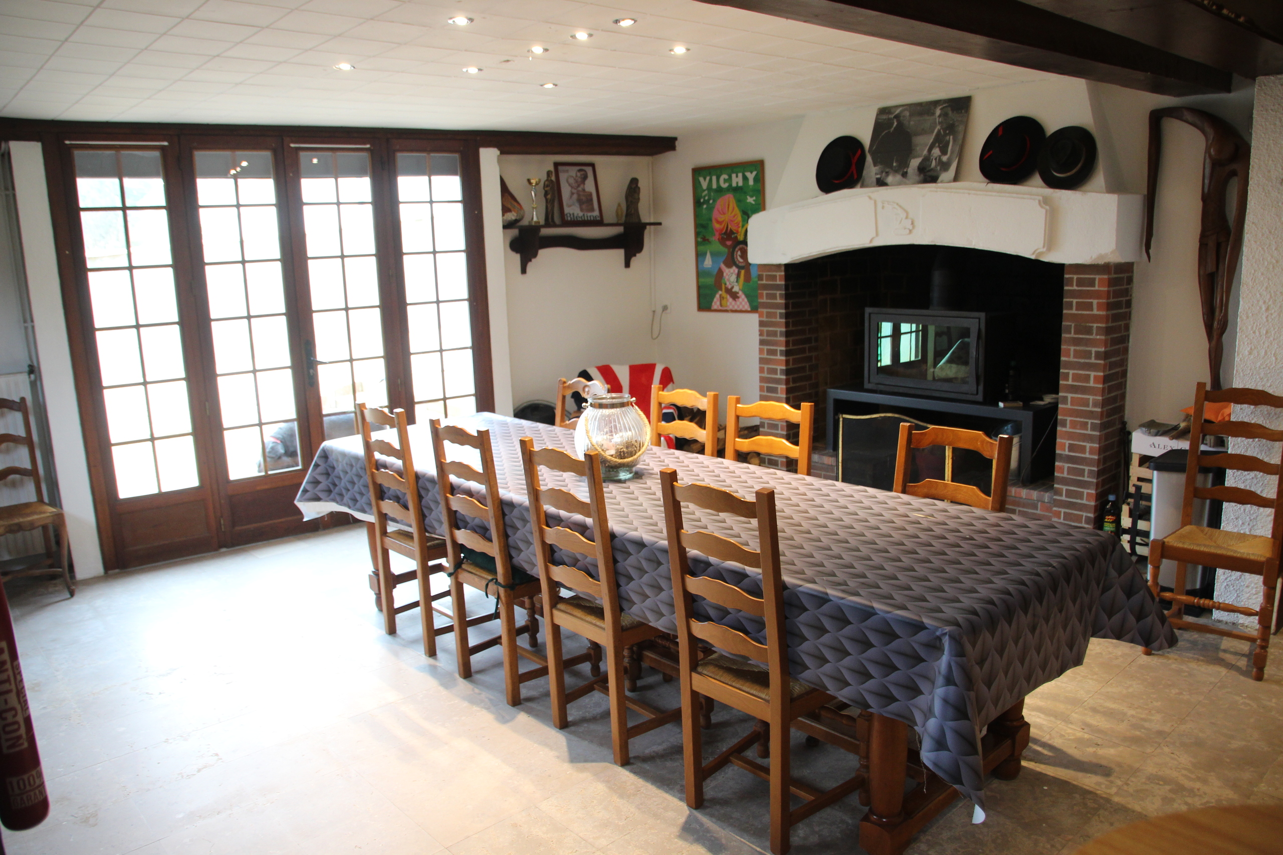 Salon principal avec salle à manger