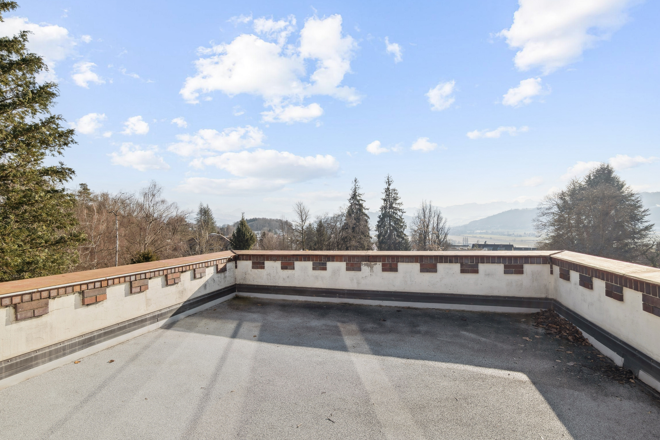 Large second-floor terrace 